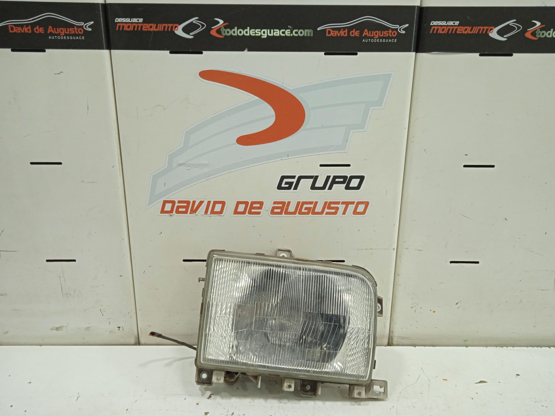 Faro derecho nissan  no identificado