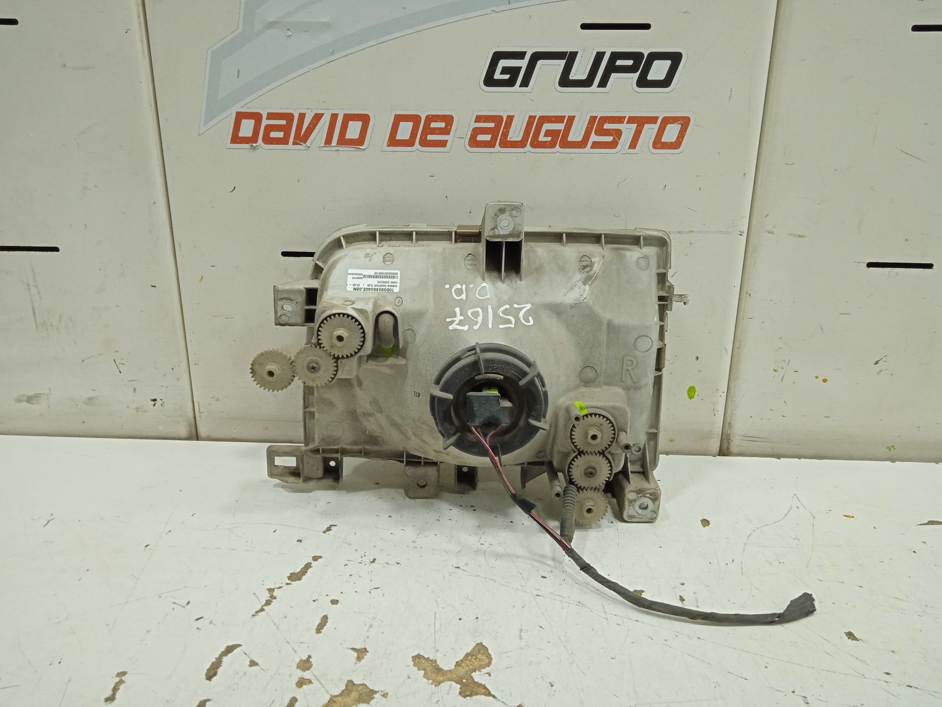 Faro derecho nissan  no identificado