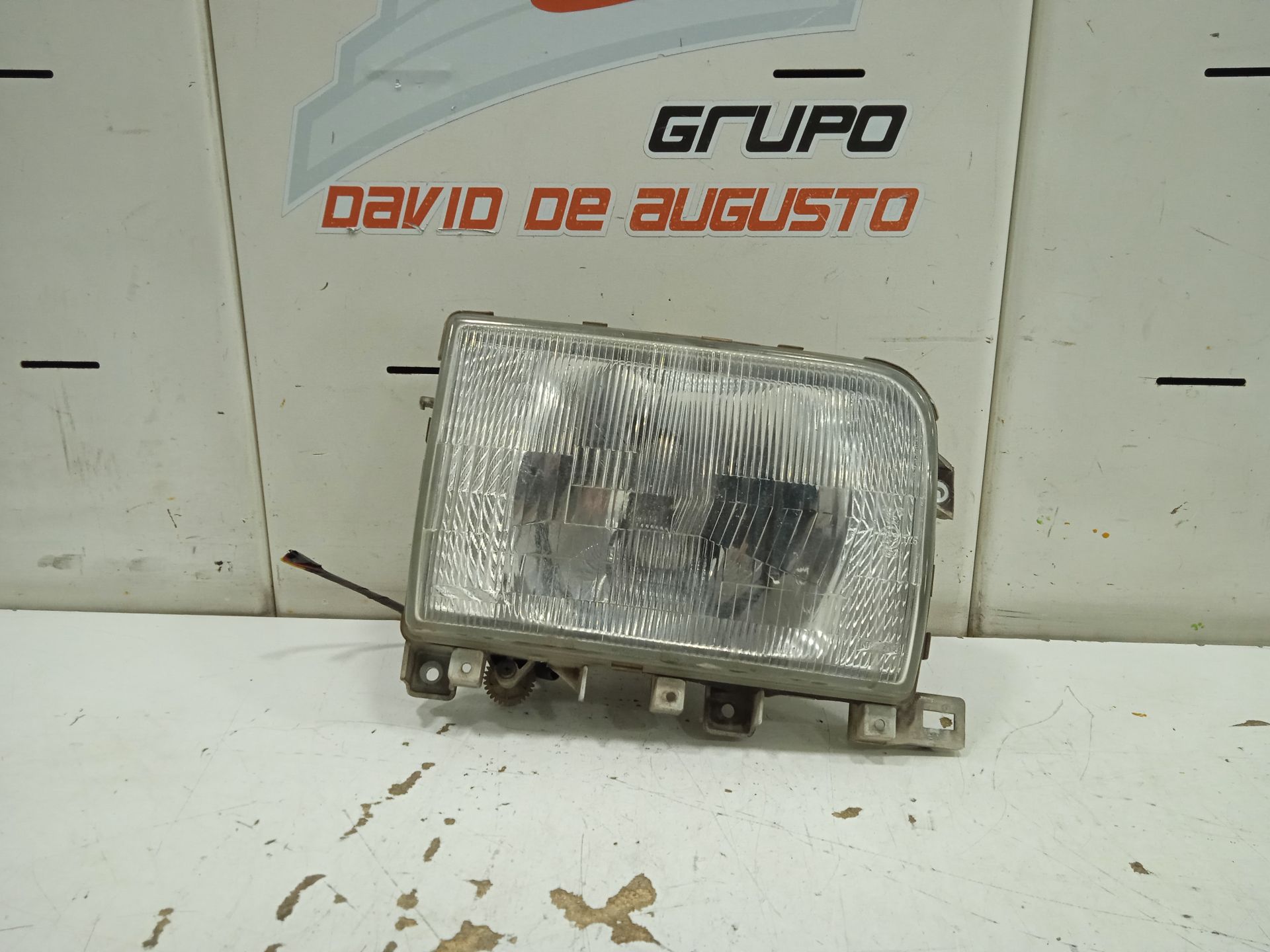 Faro derecho nissan  no identificado