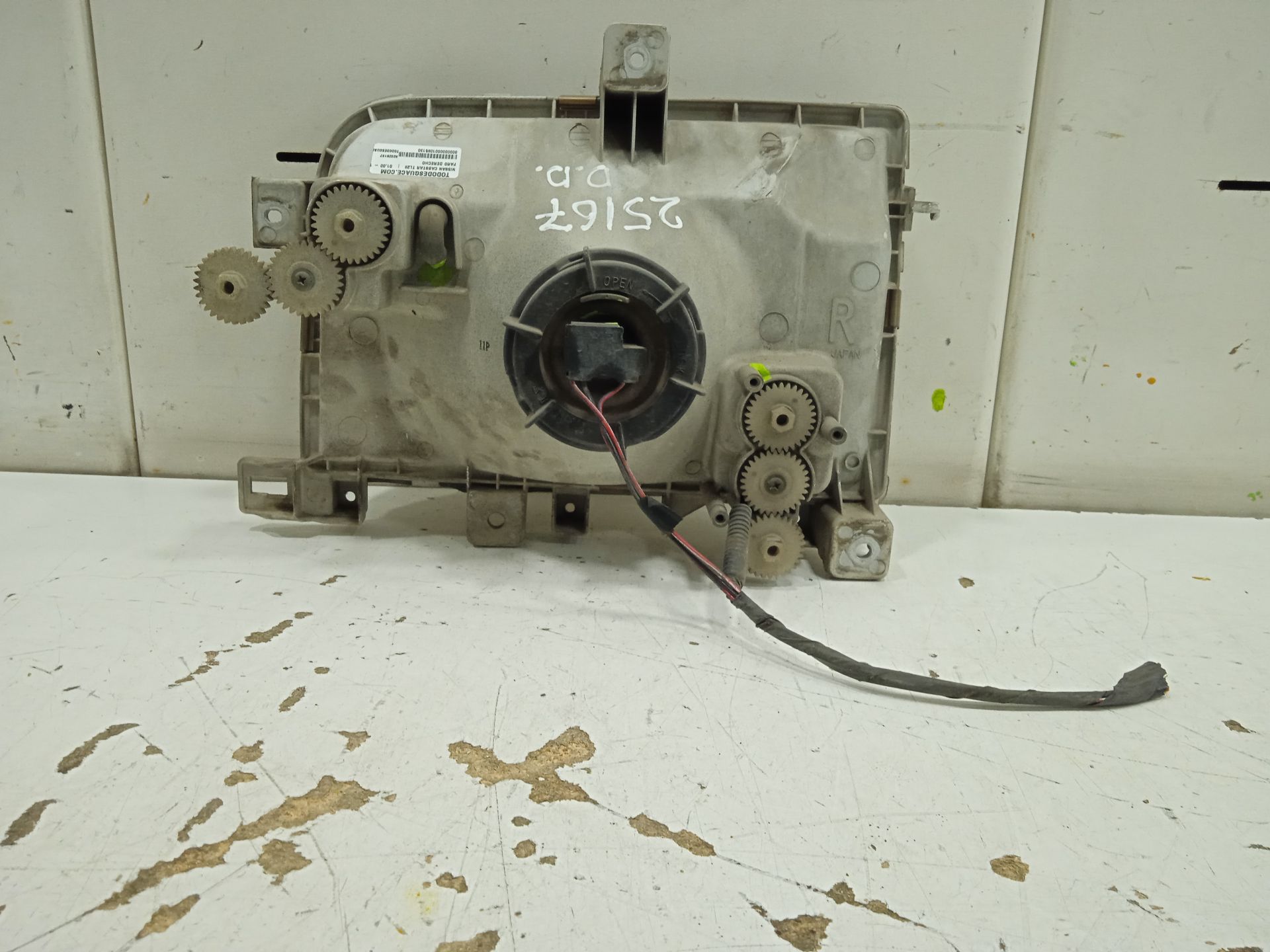 Faro derecho nissan  no identificado