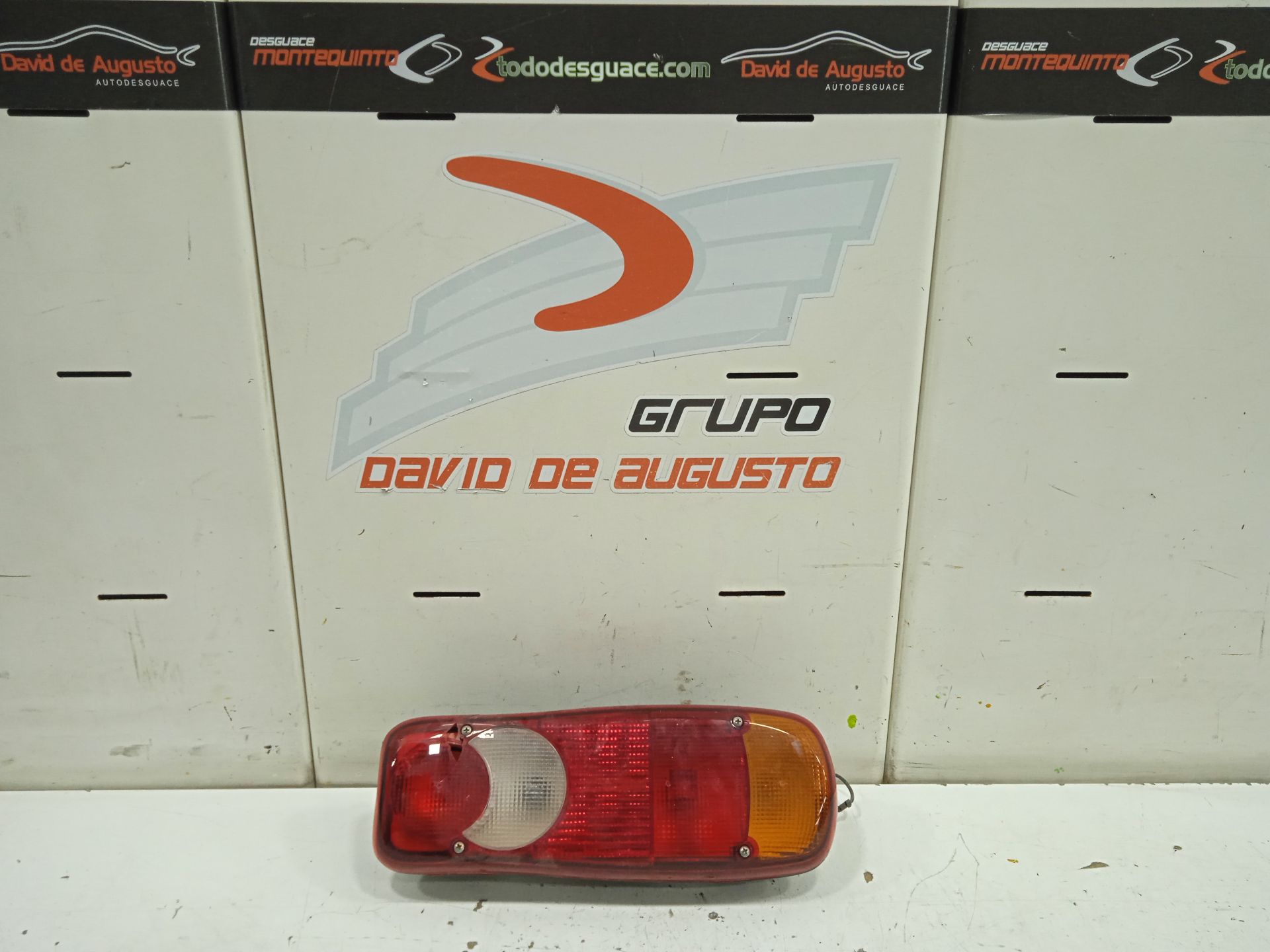 Piloto trasero izquierdo nissan  no identificado