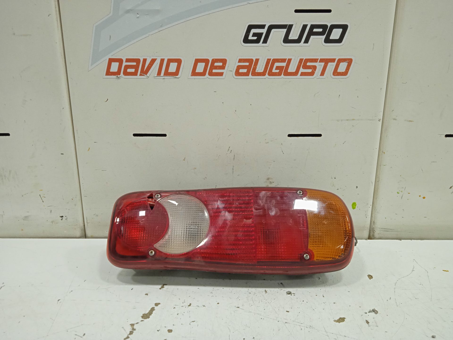 Piloto trasero izquierdo nissan  no identificado