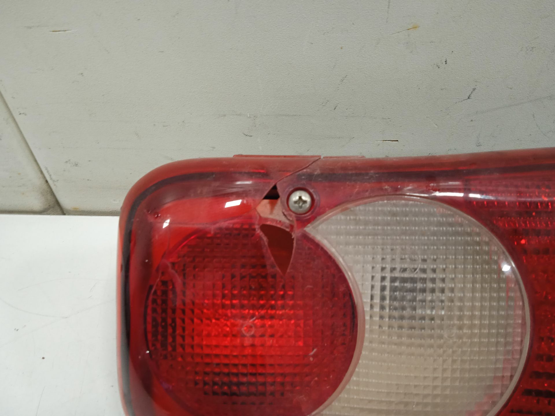 Piloto trasero izquierdo nissan  no identificado
