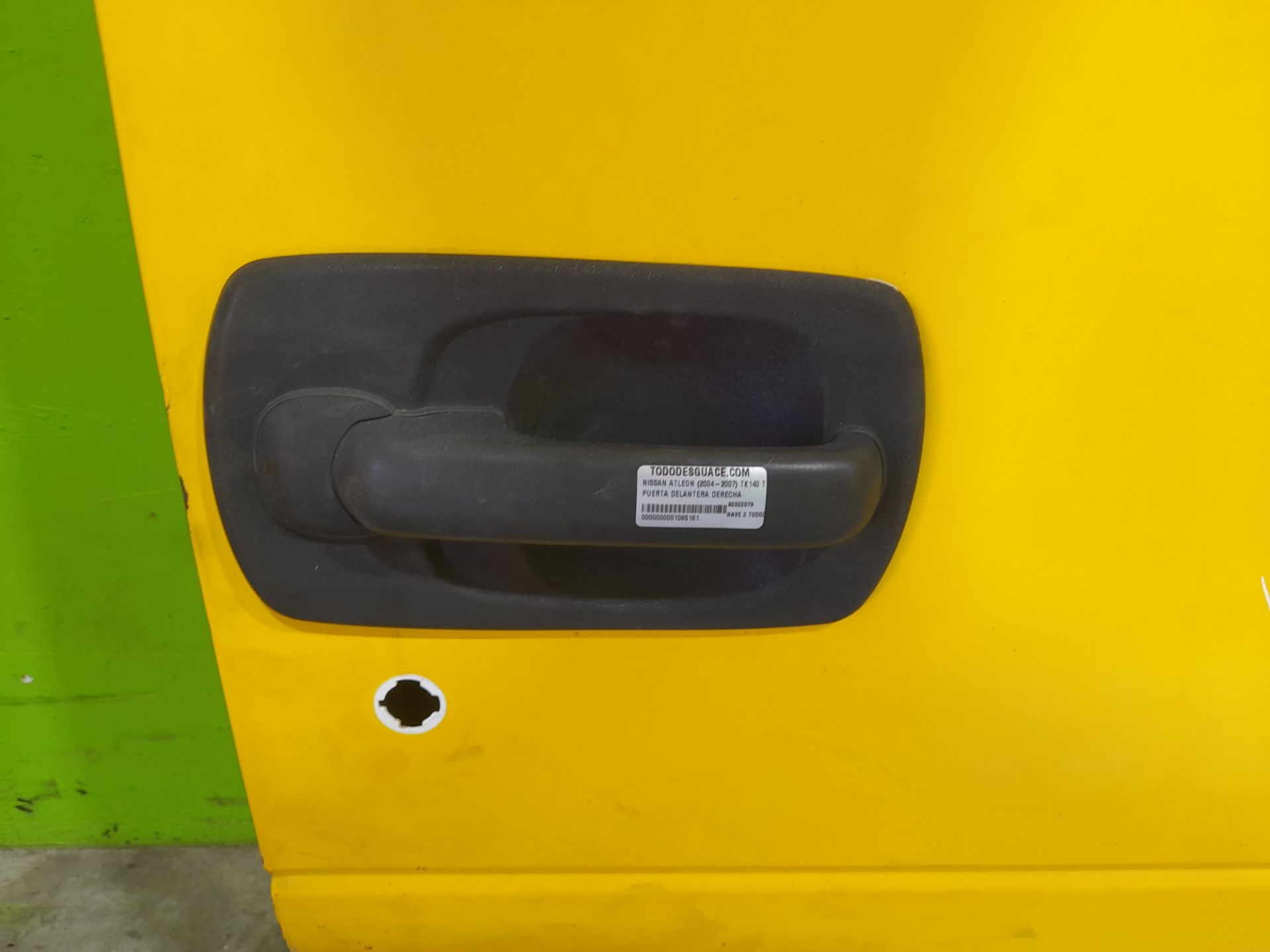Puerta delantera derecha nissan  no identificado