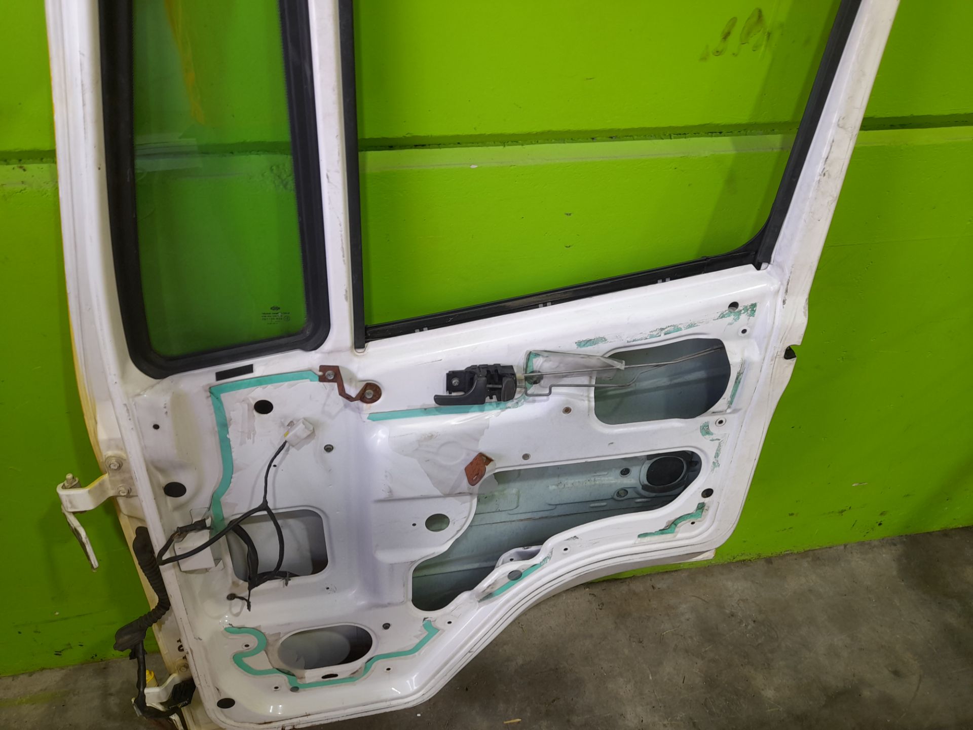 Puerta delantera derecha nissan  no identificado