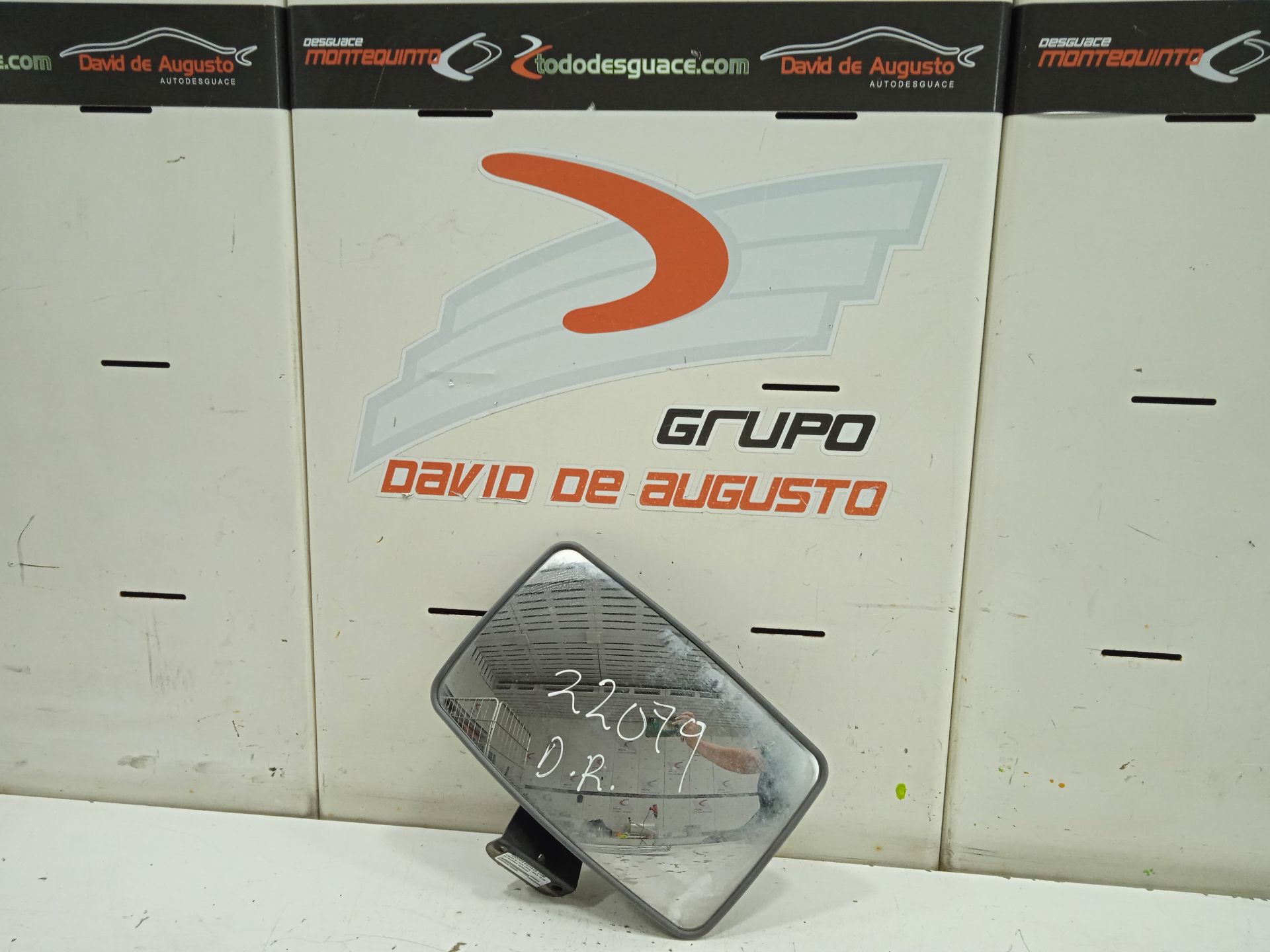 Retrovisor derecho nissan  no identificado