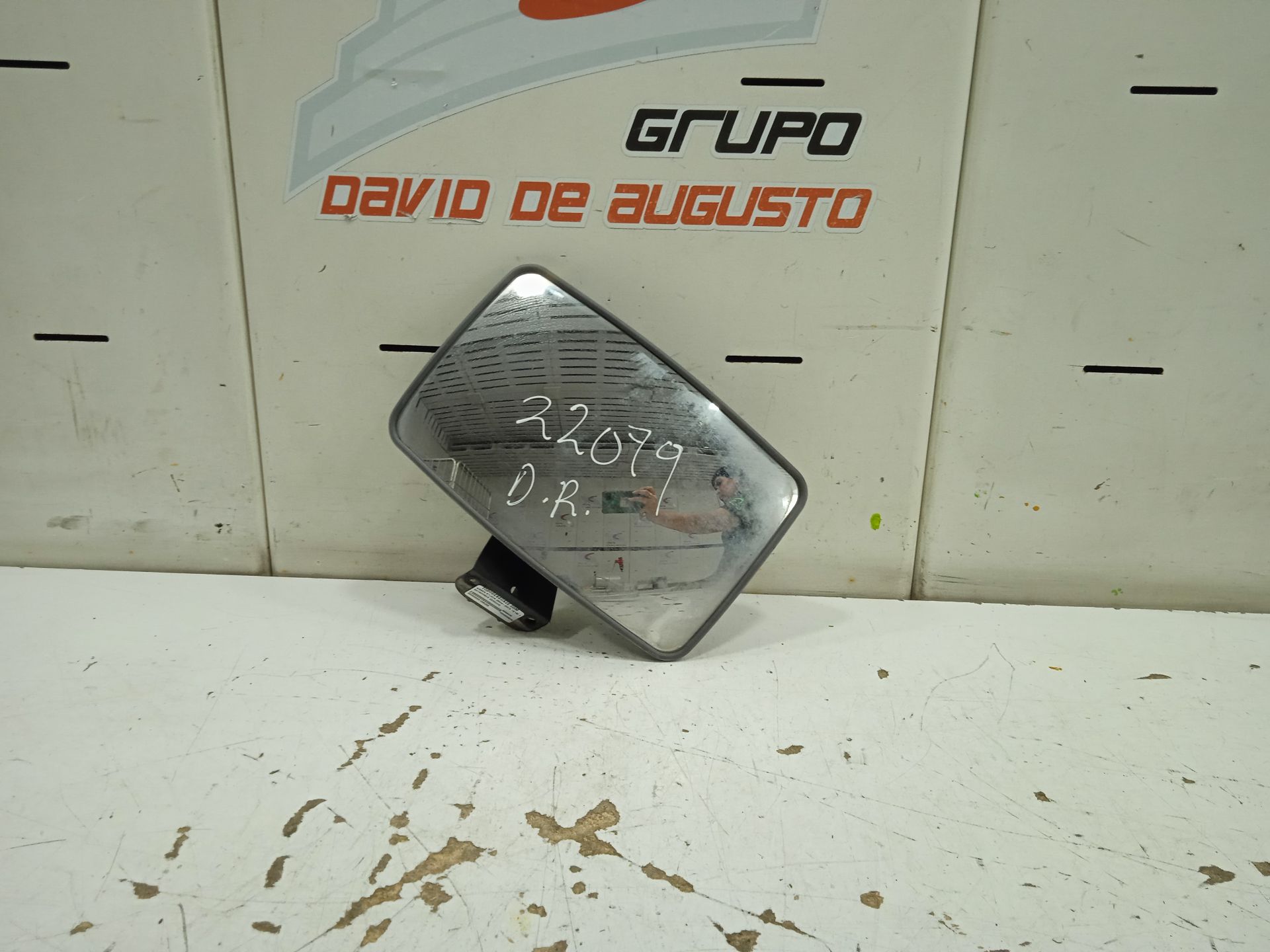 Retrovisor derecho nissan  no identificado