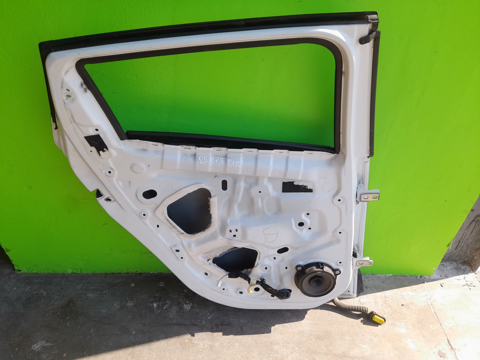 Puerta trasera izquierda renault clio iv wolfnoir