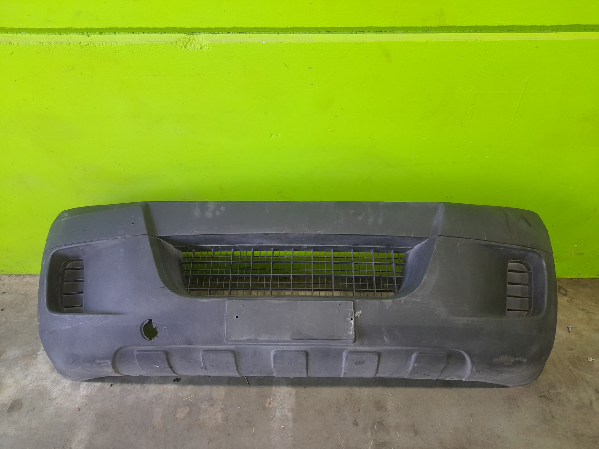 Paragolpes delantero iveco  no identificado