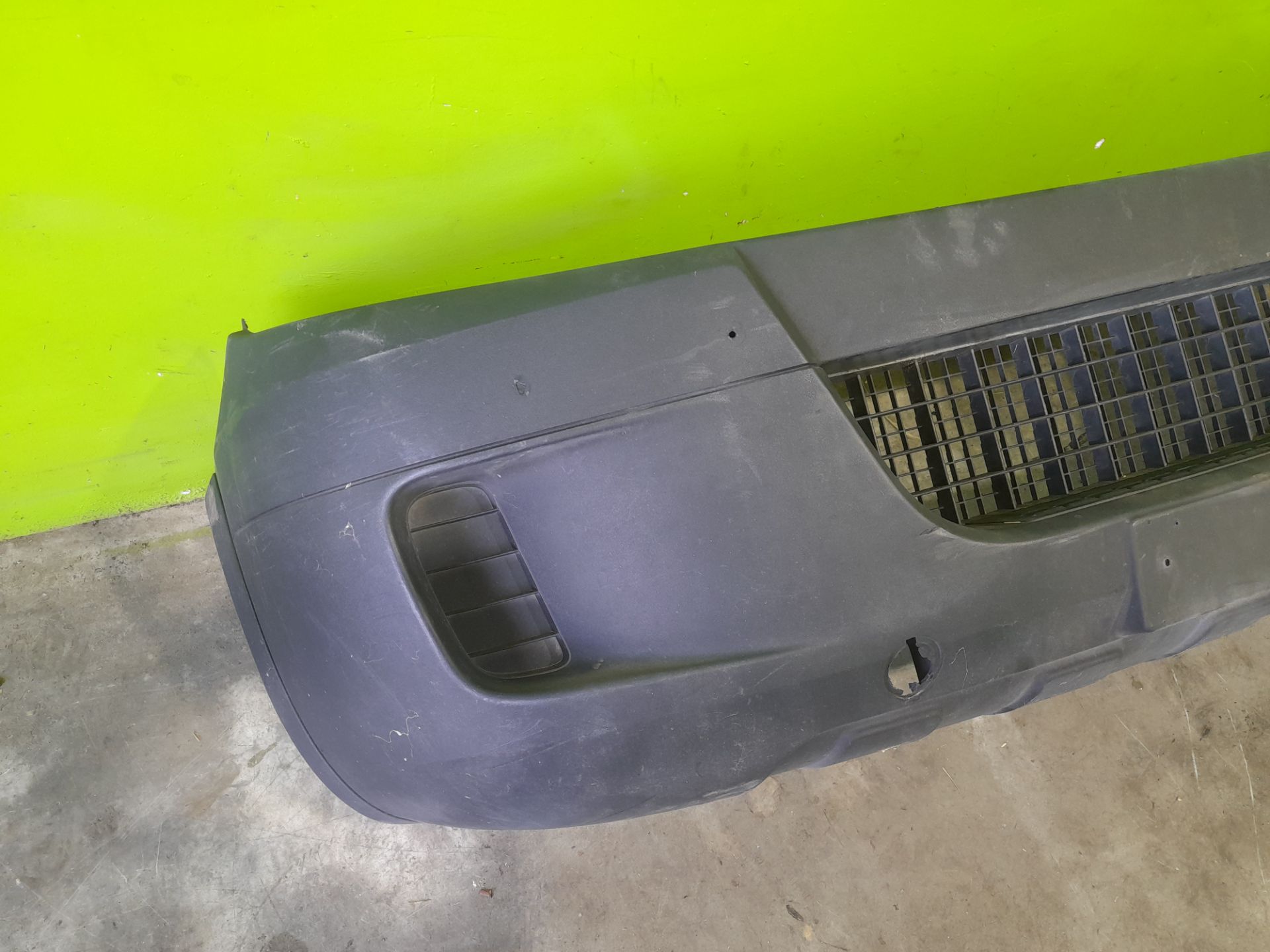 Paragolpes delantero iveco  no identificado