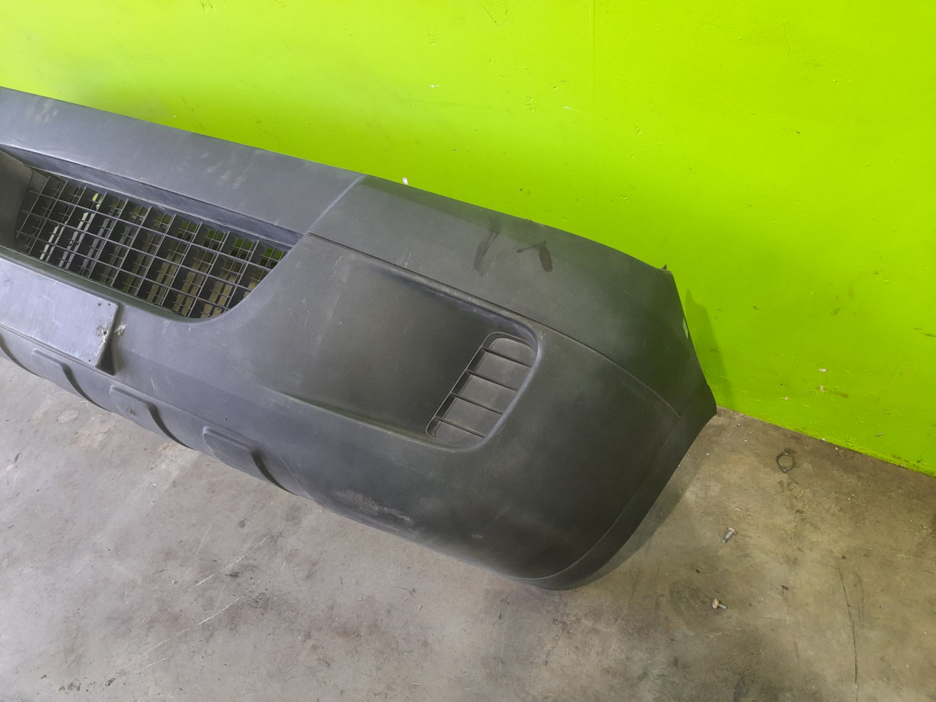 Paragolpes delantero iveco  no identificado
