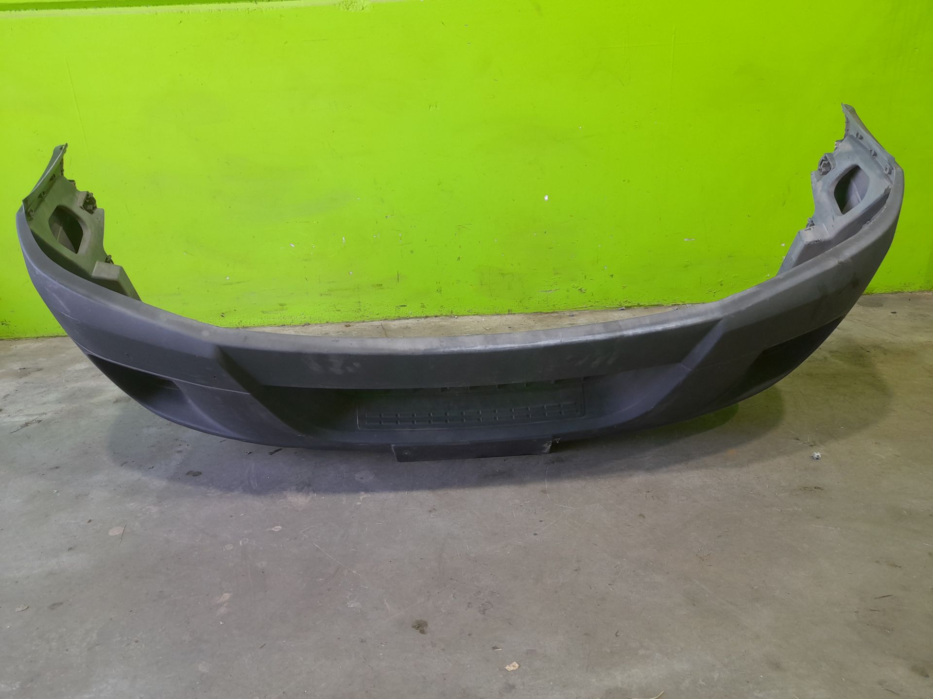 Paragolpes delantero iveco  no identificado