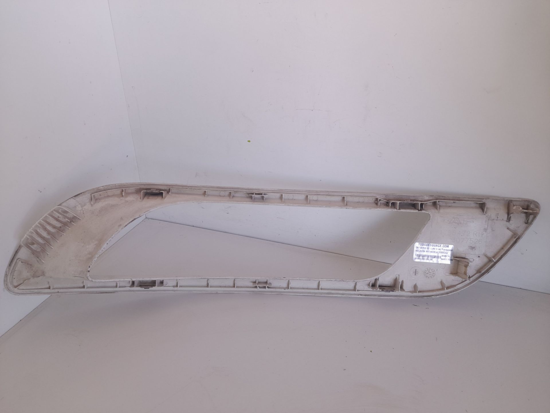 Moldura antiniebla derecha daf xf (euro 6) 4x2 fahrgestell spacecab