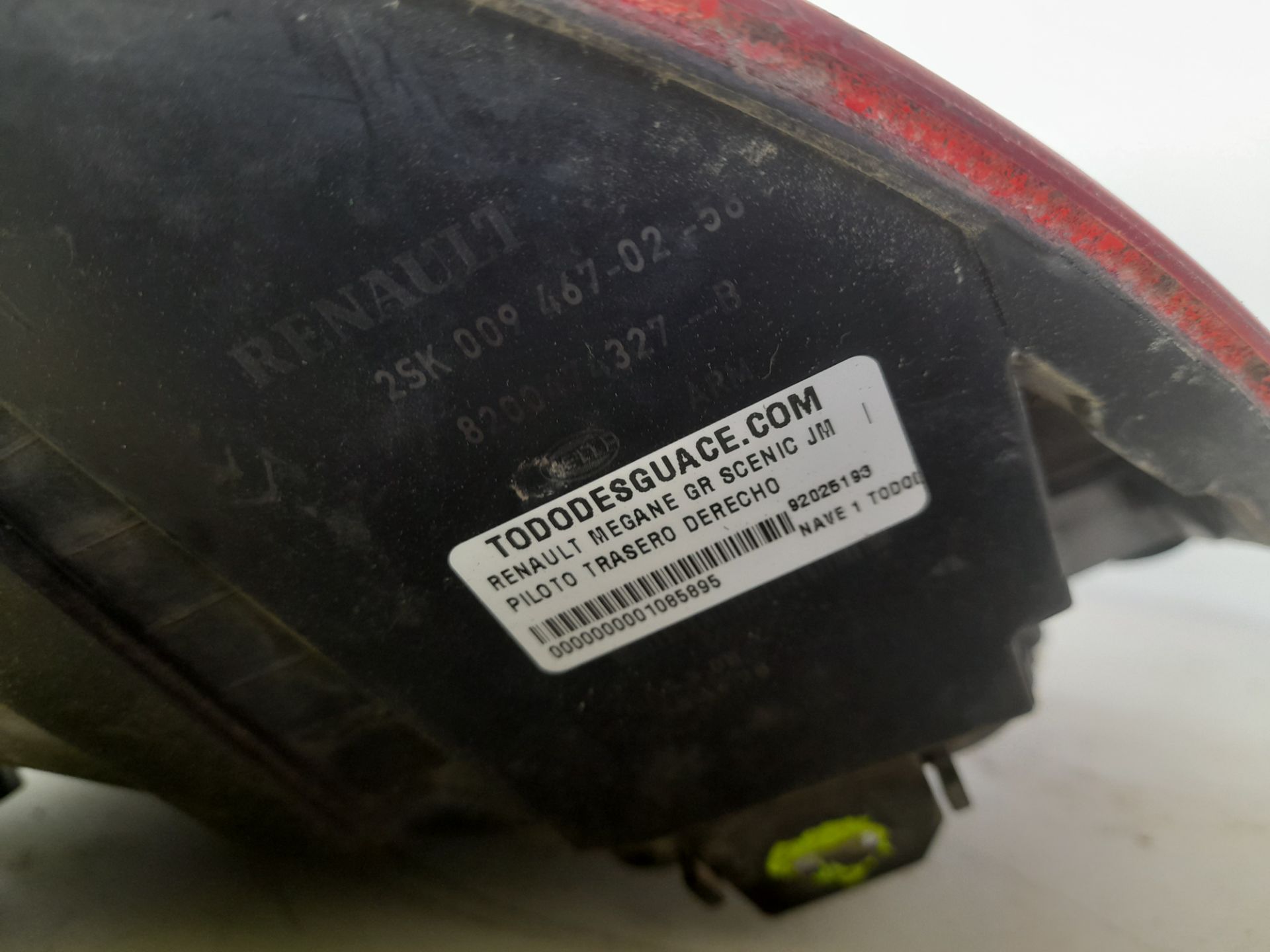 Piloto trasero derecho renault  no identificado