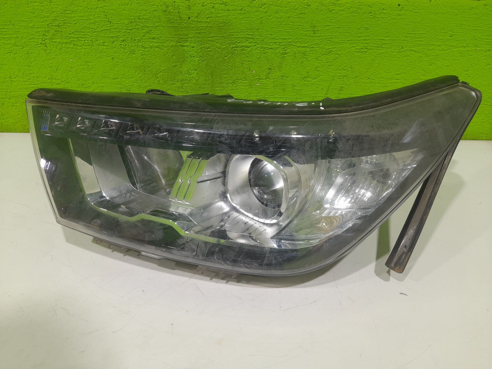 Faro izquierdo ssangyong xlv premium 4x2