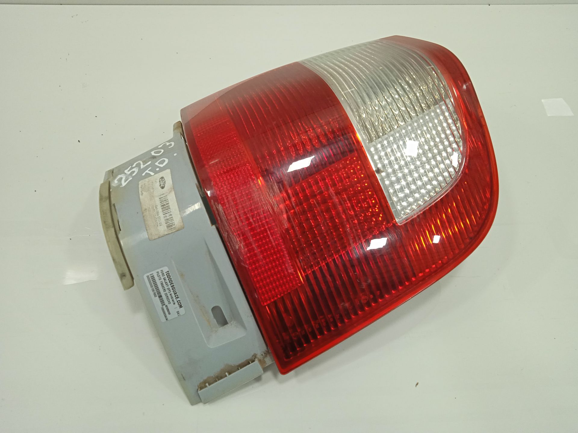 Piloto trasero derecho ford galaxy (vy) ambiente