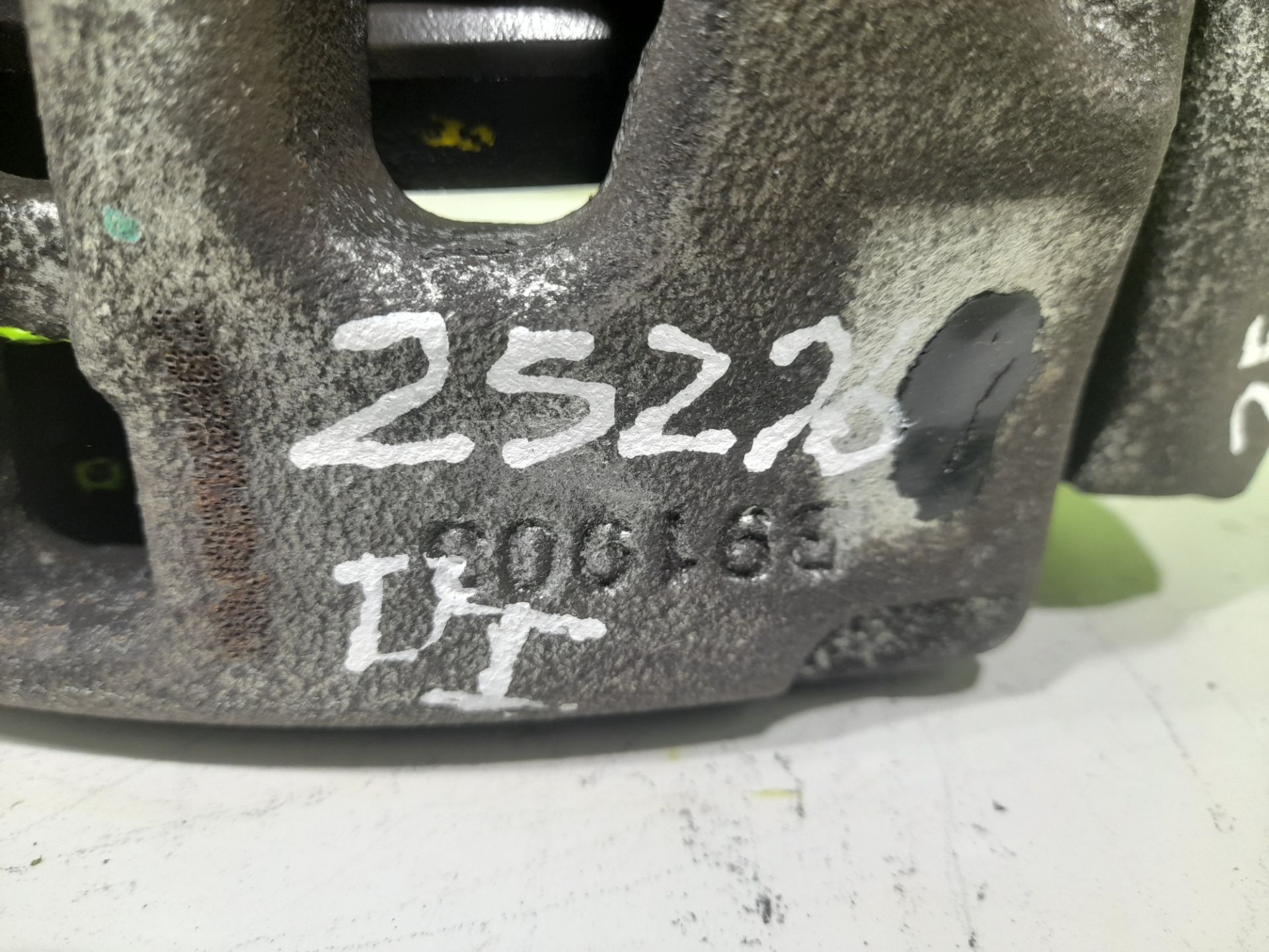 Pinza de freno delantera izquierda mercedes-benz eqv -clase (447) 