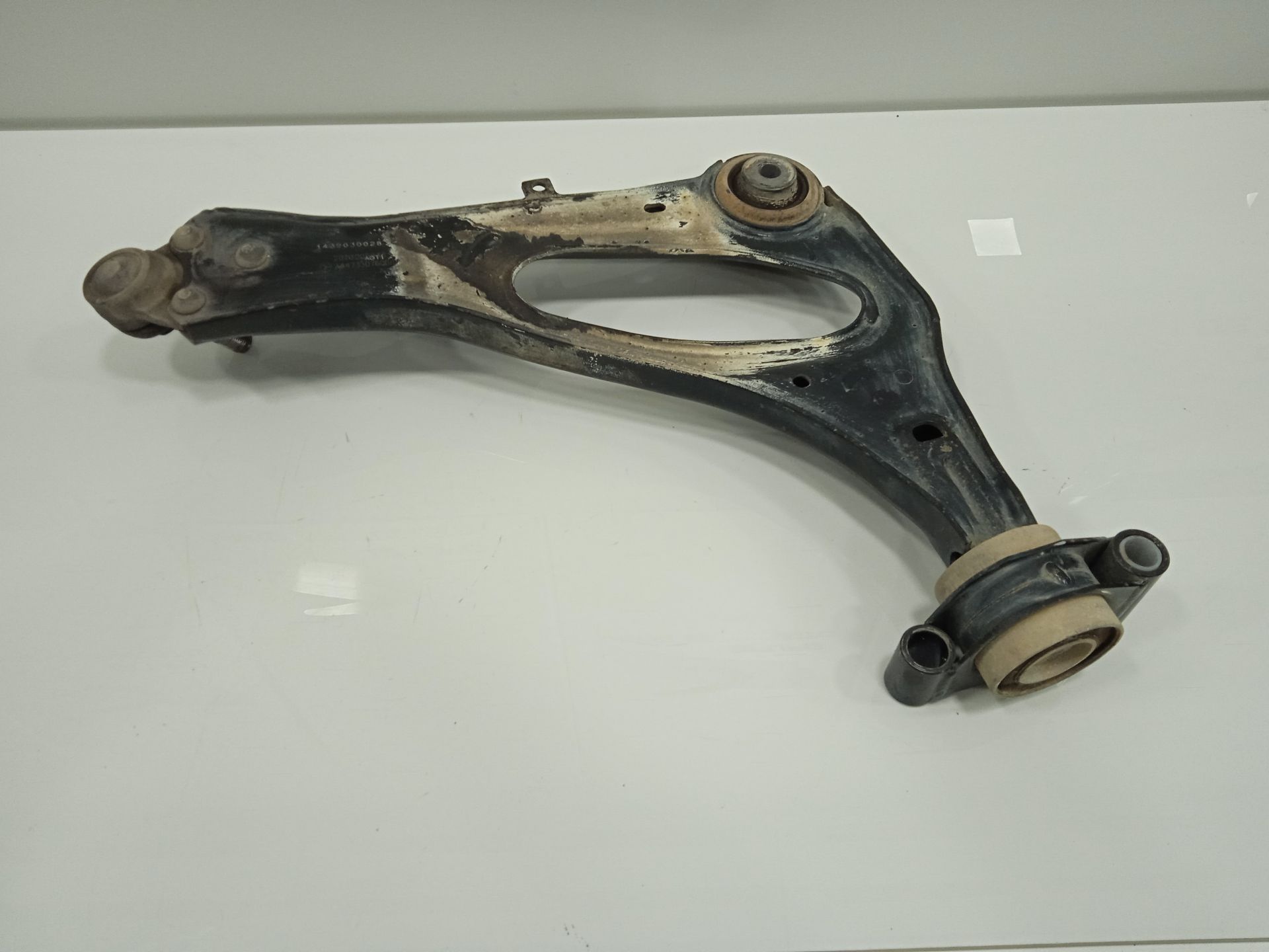 Brazo suspension inferior delantero derecho mercedes-benz eqv -clase (447) 