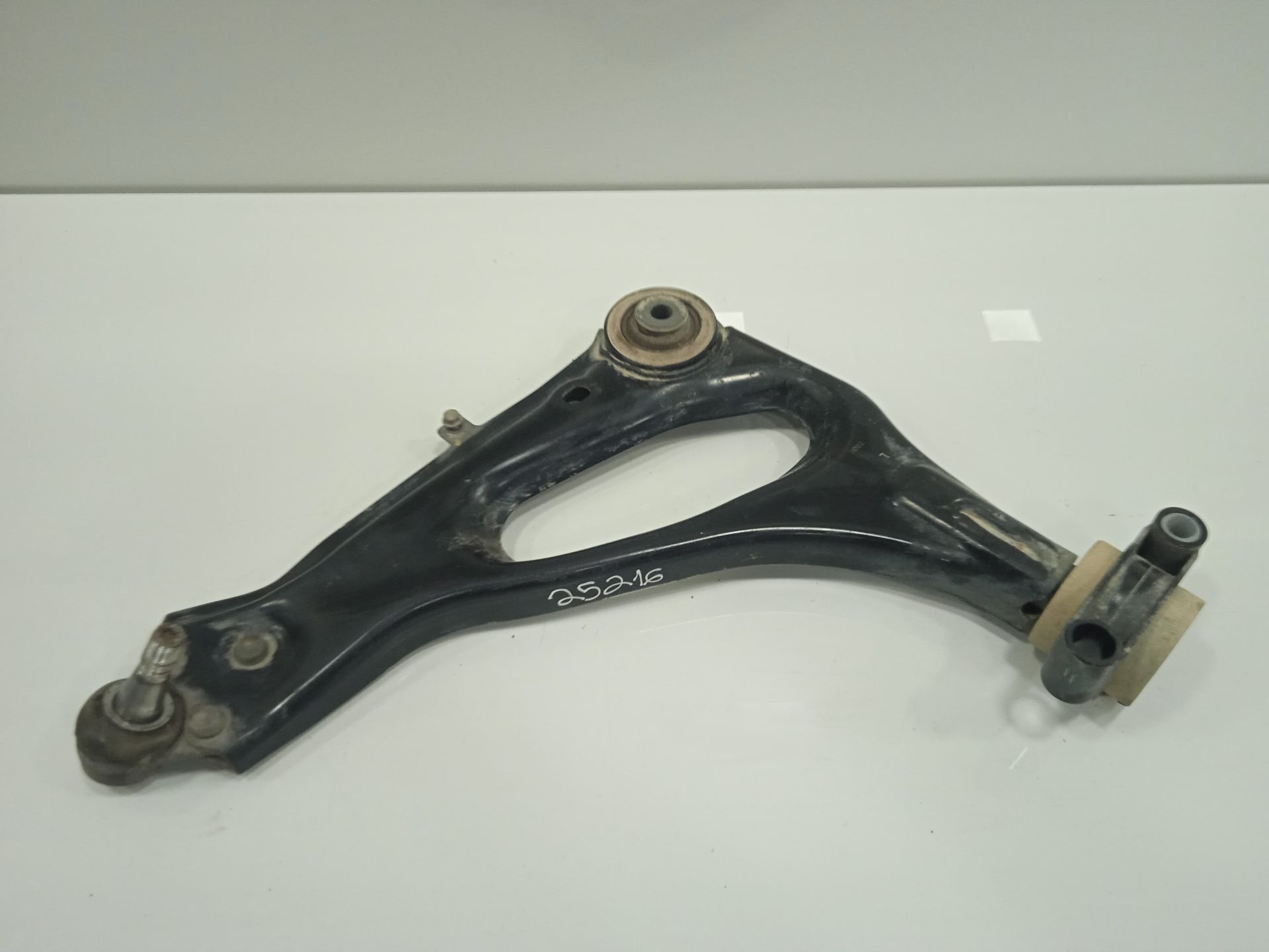 Brazo suspension inferior delantero izquierdo mercedes-benz eqv -clase (447) 