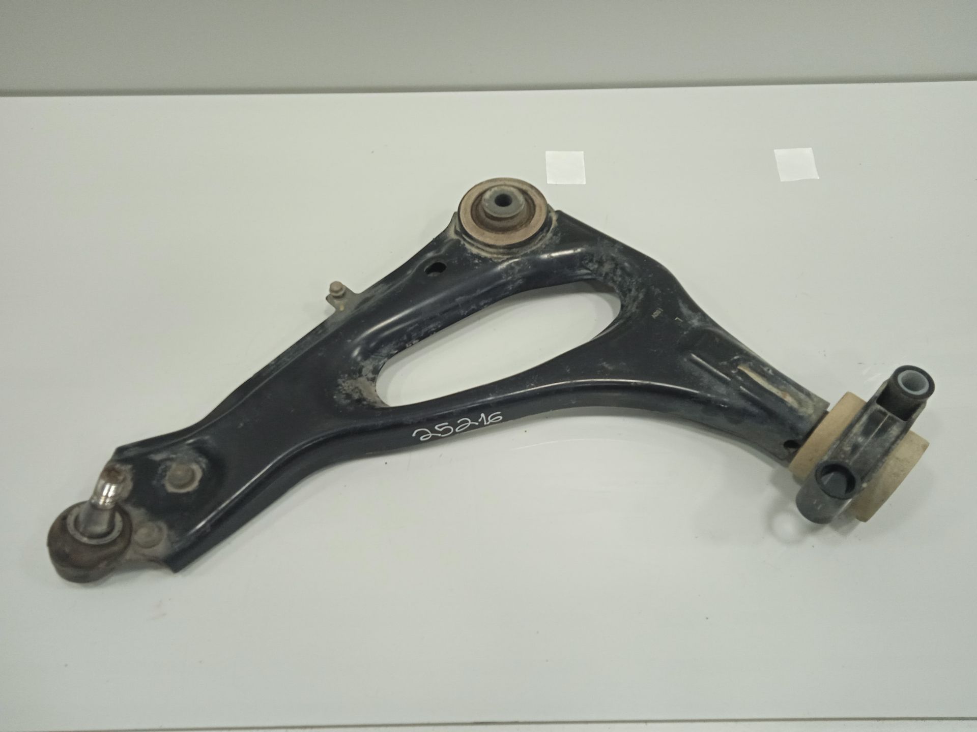 Brazo suspension inferior delantero izquierdo mercedes-benz eqv -clase (447) 