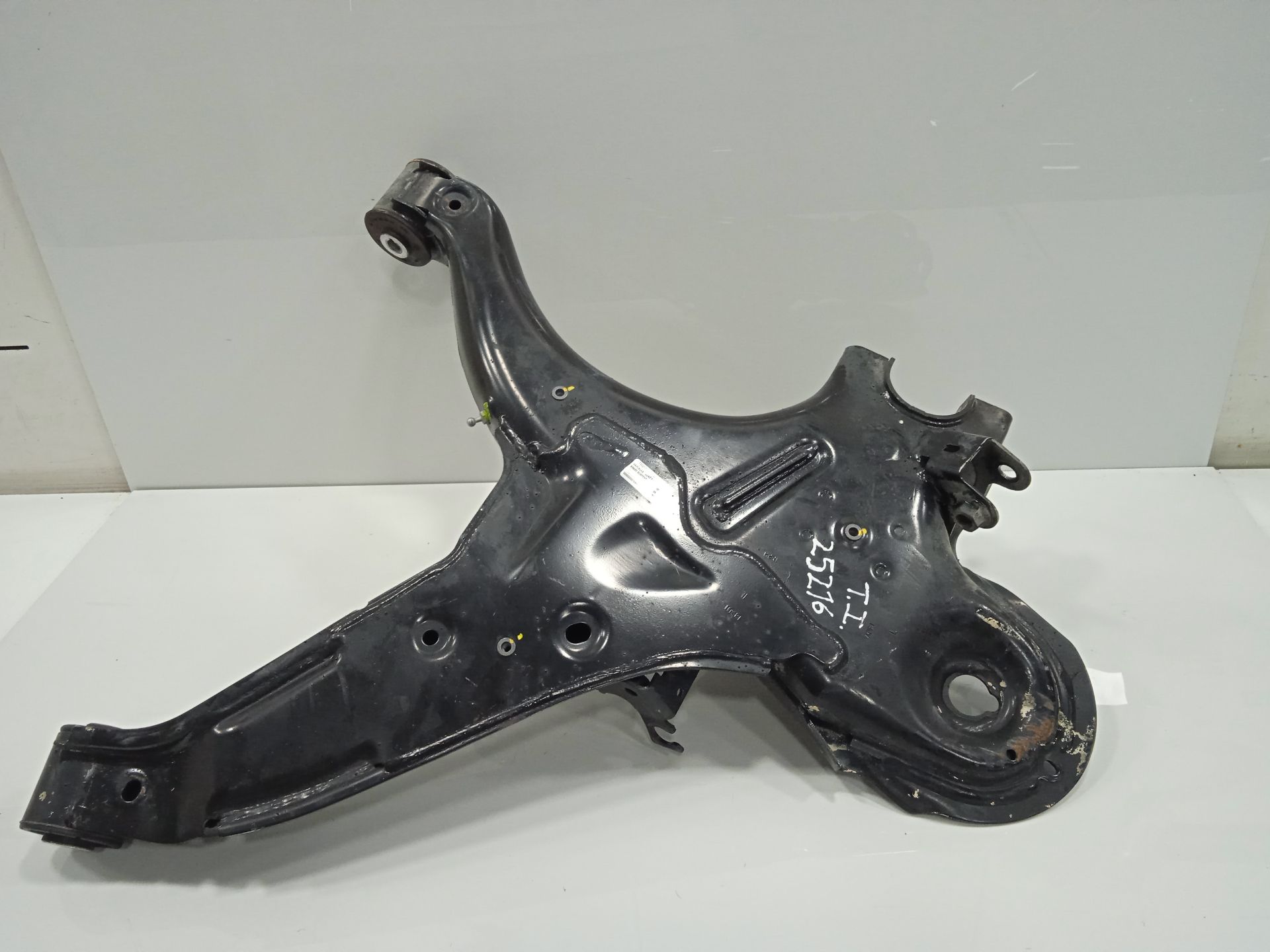 Brazo suspension inferior trasero derecho mercedes-benz eqv -clase (447) 