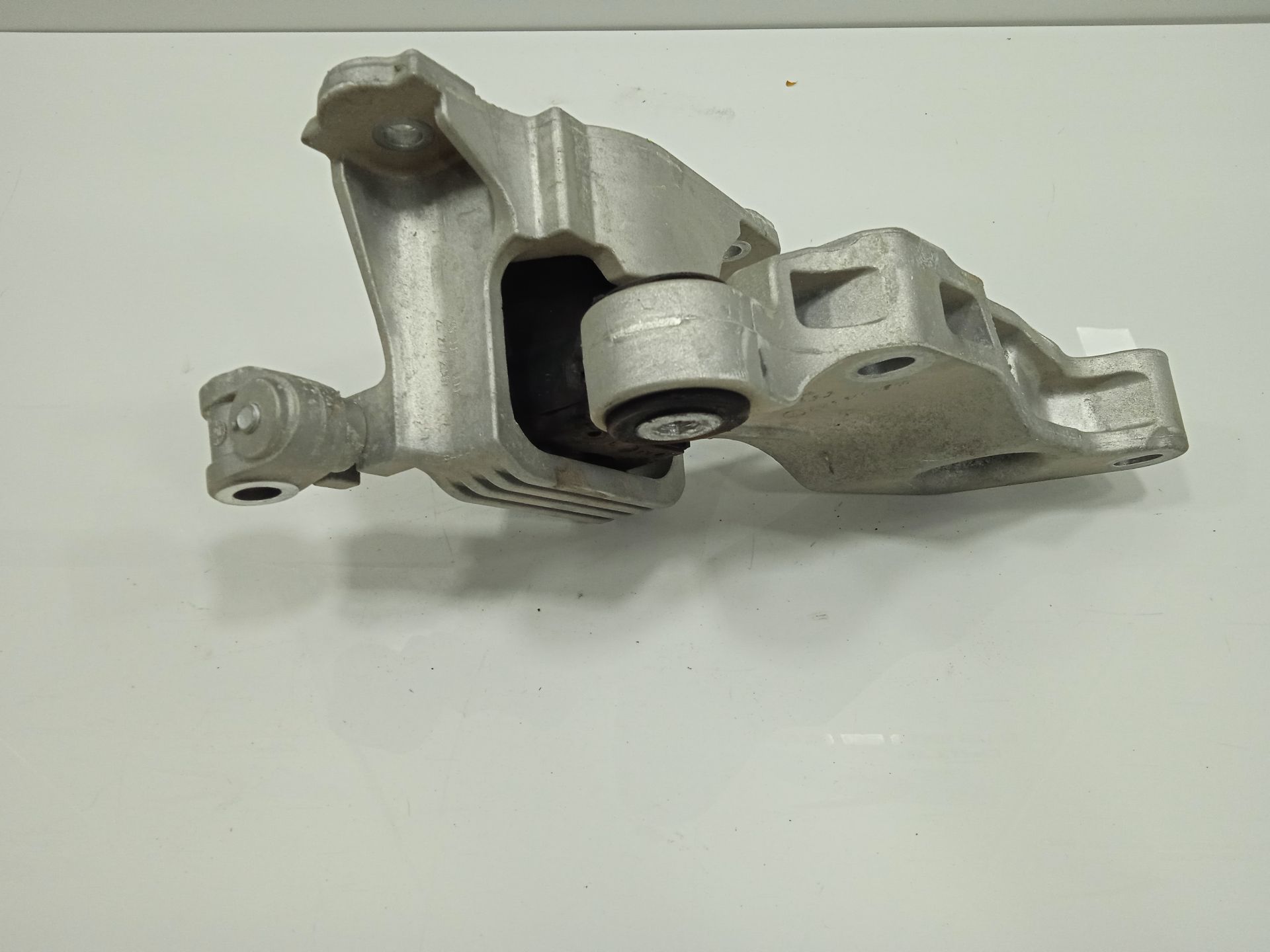 Soporte motor mercedes-benz eqv -clase (447) 