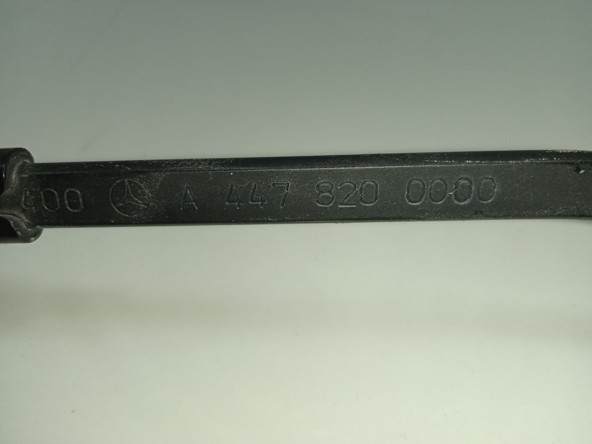 Brazo limpia delantero izquierdo mercedes-benz eqv -clase (447) 