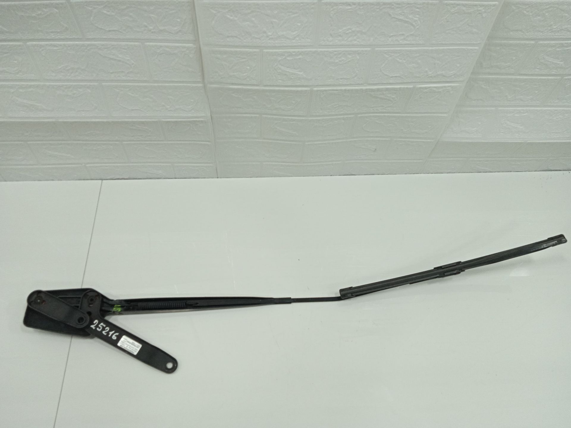 Brazo limpia delantero derecho mercedes-benz eqv -clase (447) 