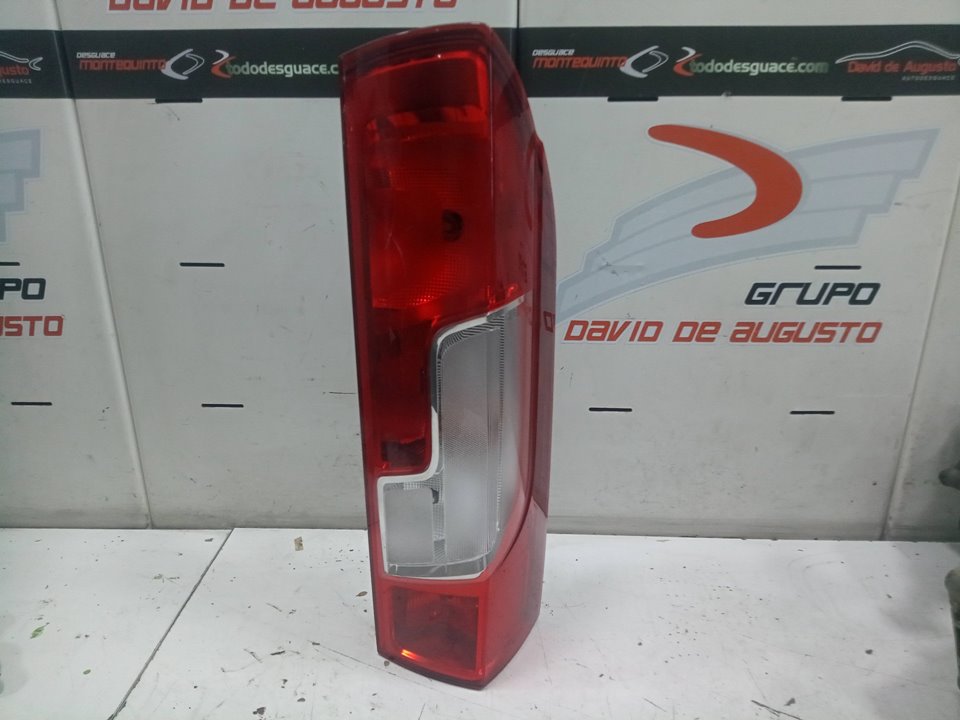 Piloto trasero derecho no identificado