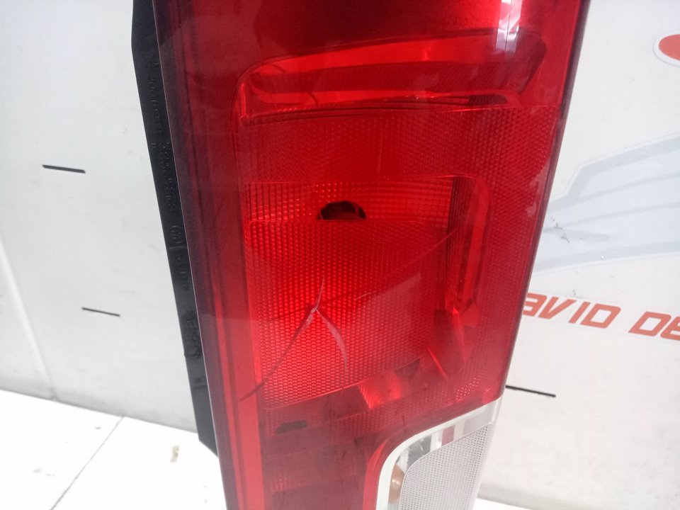 Piloto trasero derecho no identificado