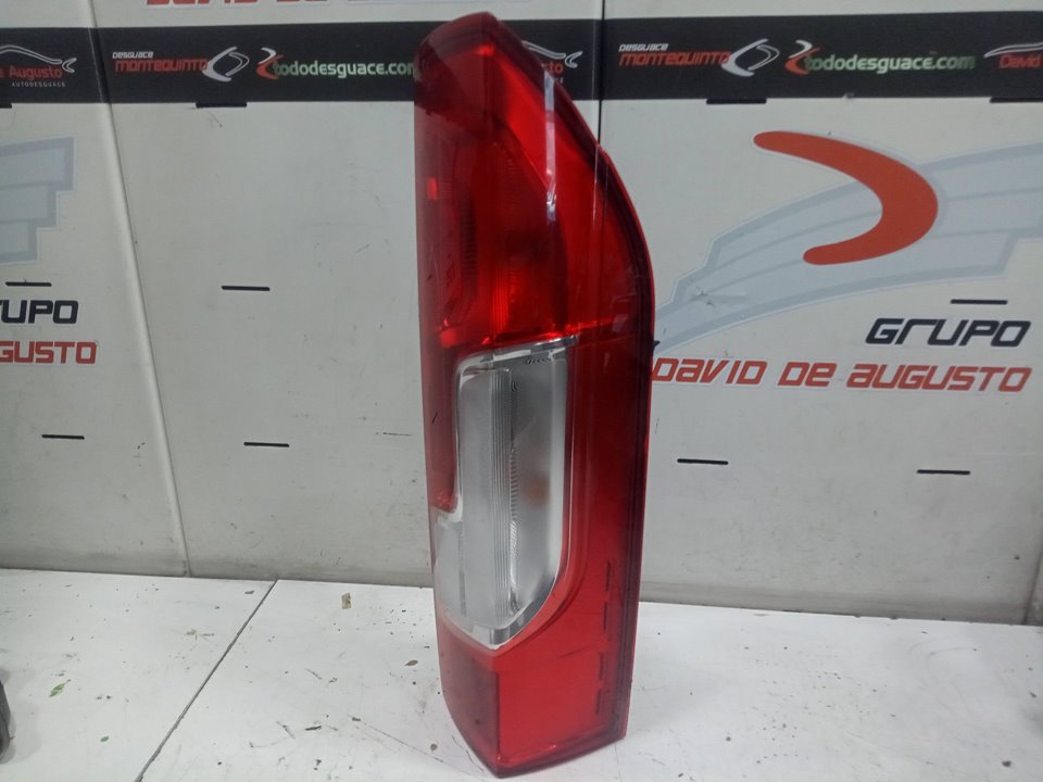 Piloto trasero derecho no identificado