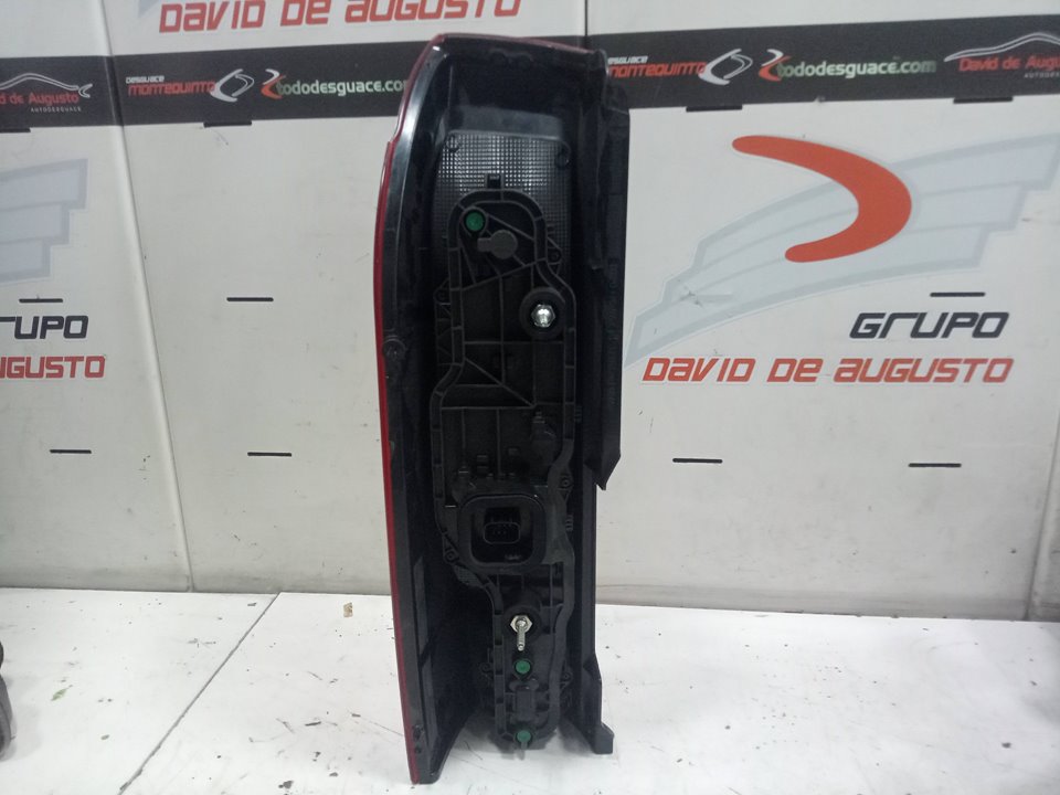 Piloto trasero derecho no identificado