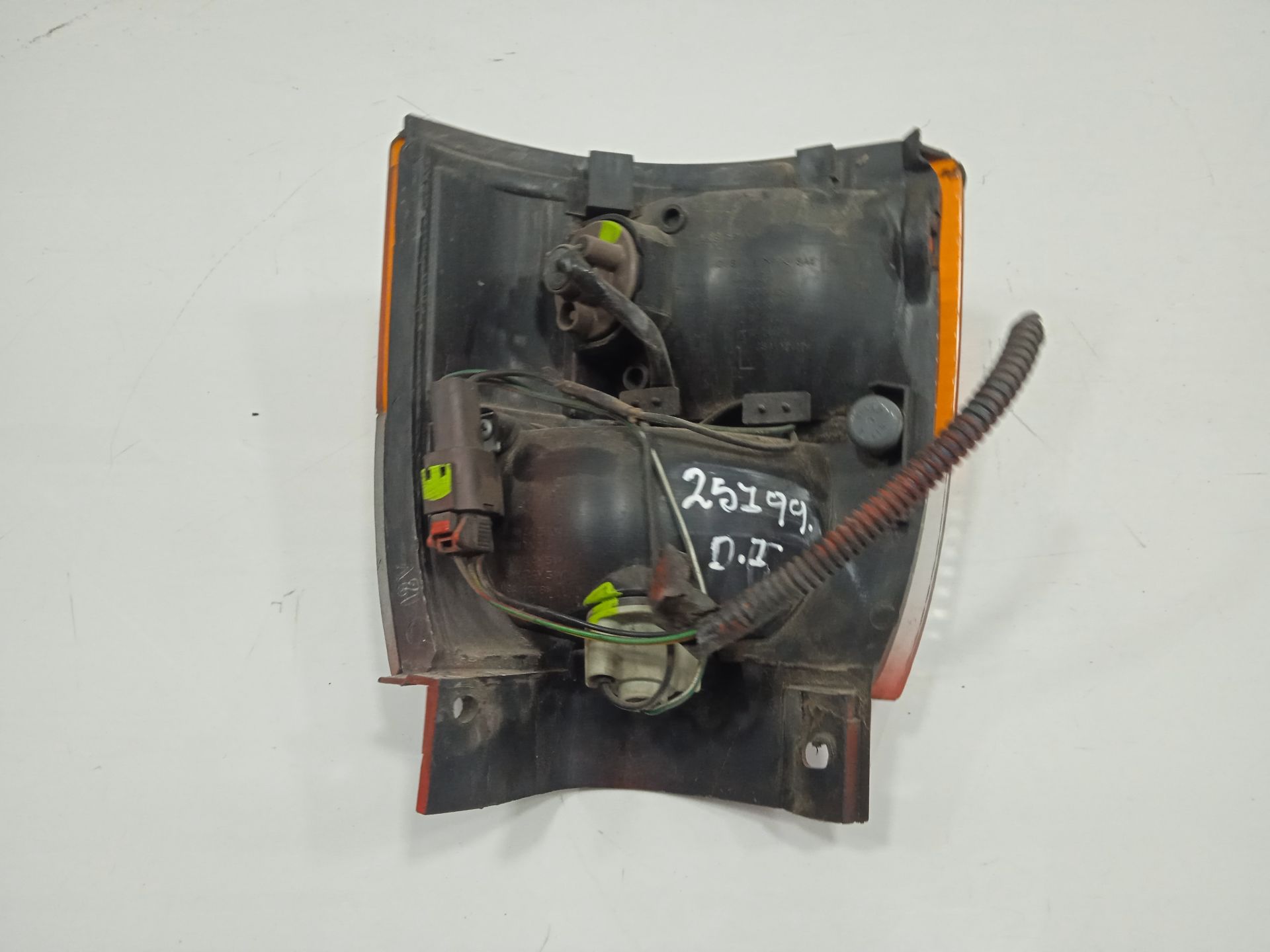 Piloto delantero izquierdo nissan  no identificado