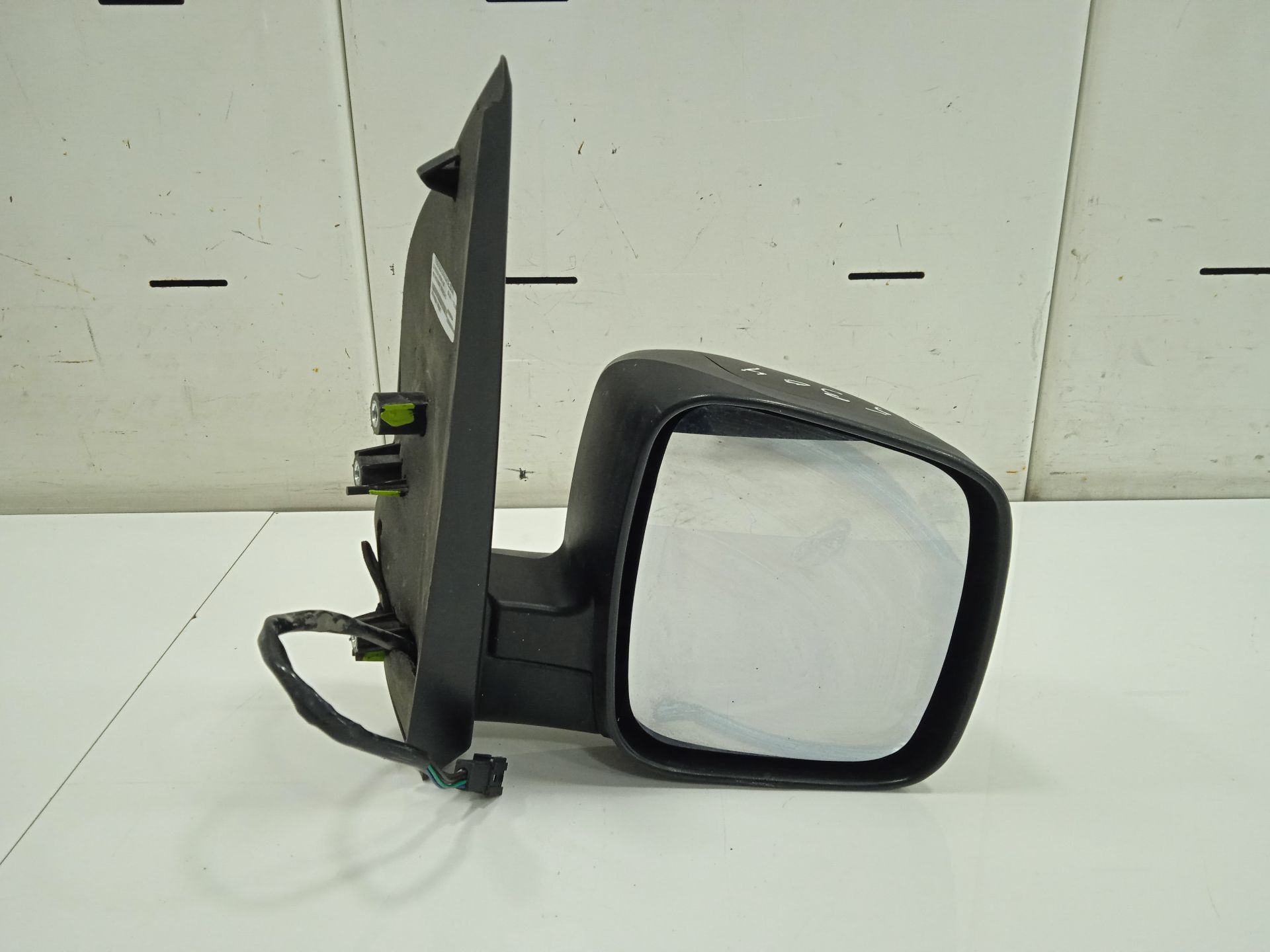 Retrovisor derecho   no identificado