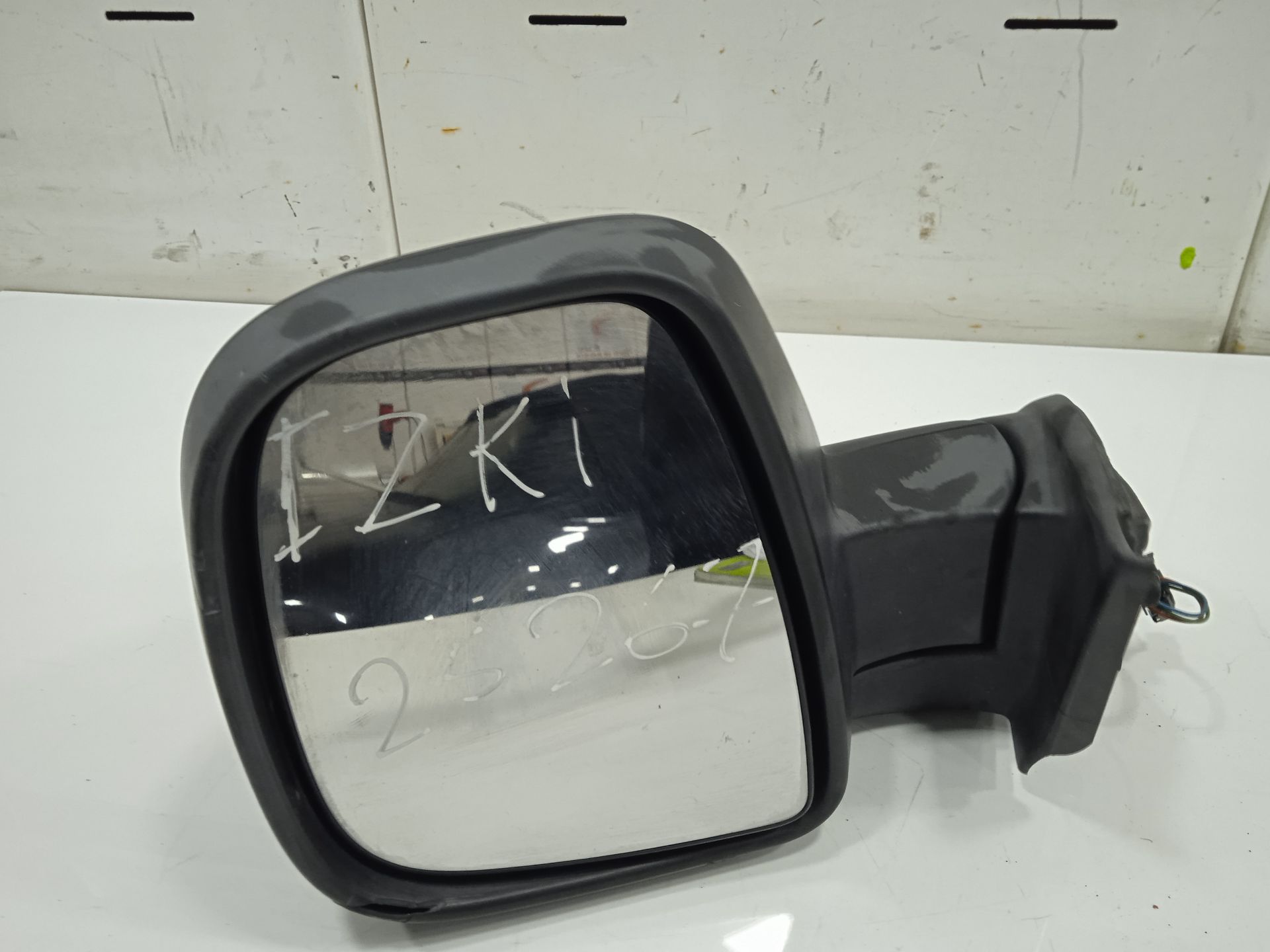 Retrovisor izquierdo   no identificado