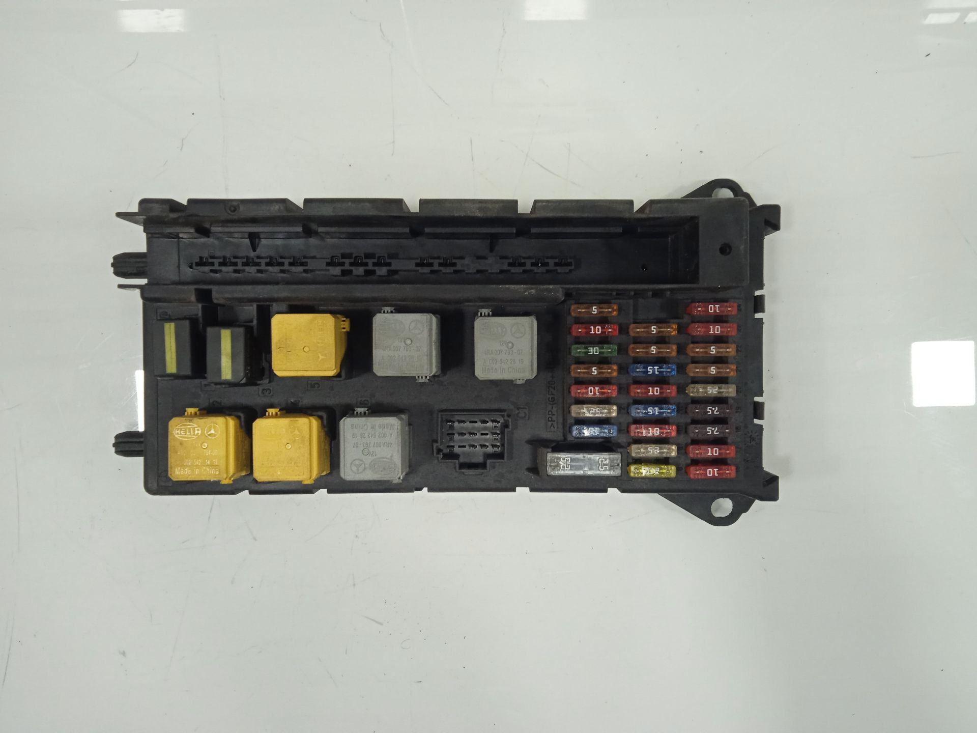 Caja reles / fusibles 210211213214216 cdi (906.6