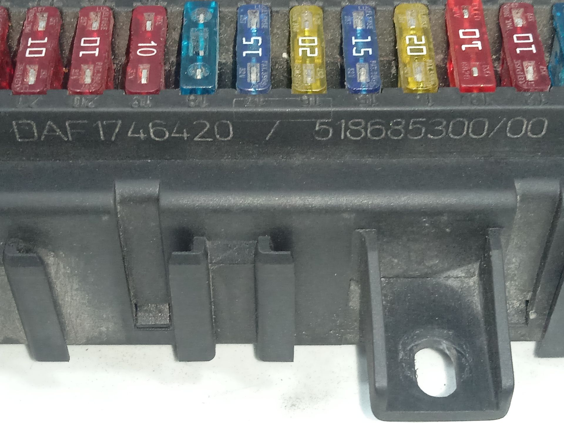 Caja reles / fusibles   no identificado