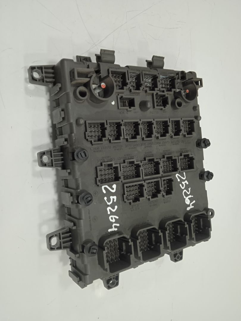 Caja reles / fusibles renault premium route fg 4x2 larga distancia