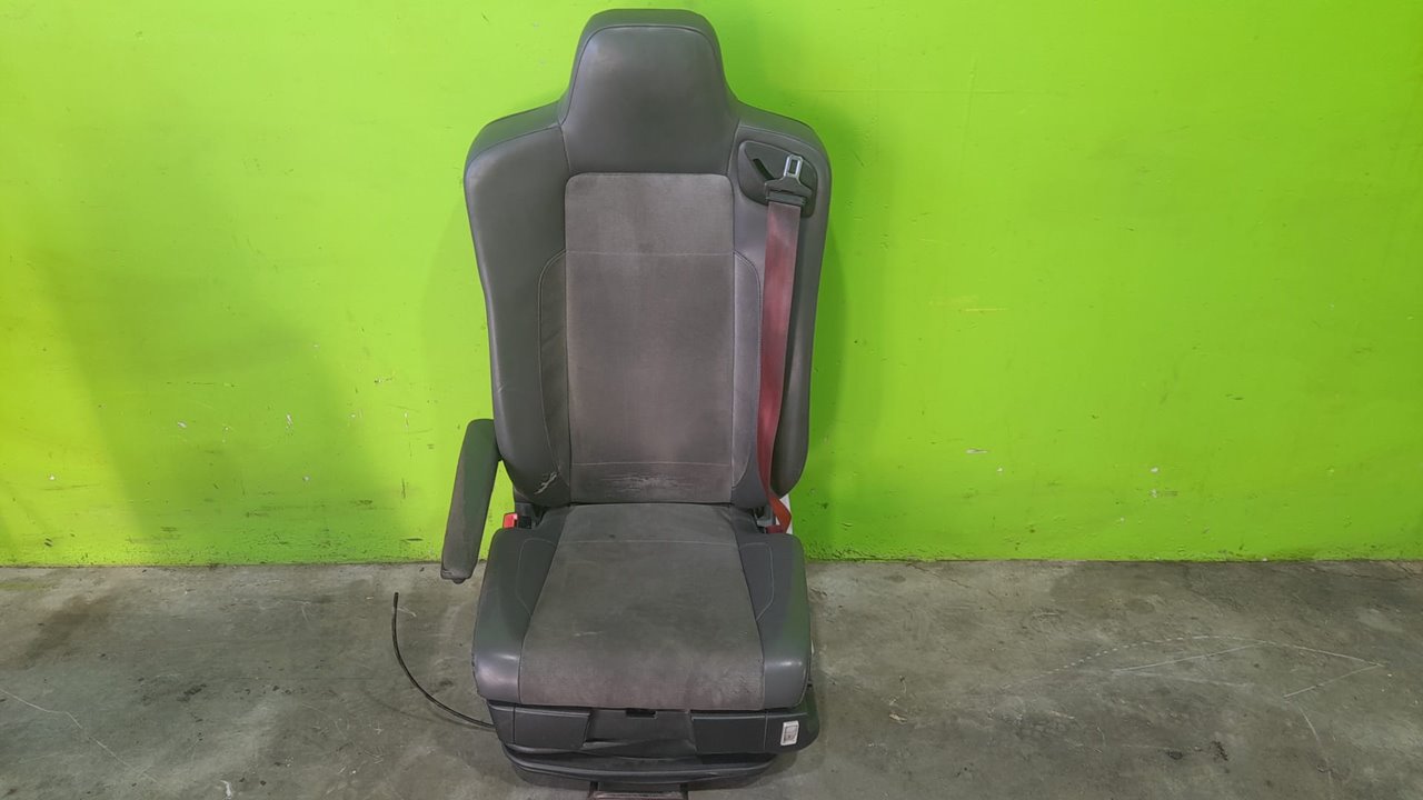 Asiento delantero izquierdo   no identificado