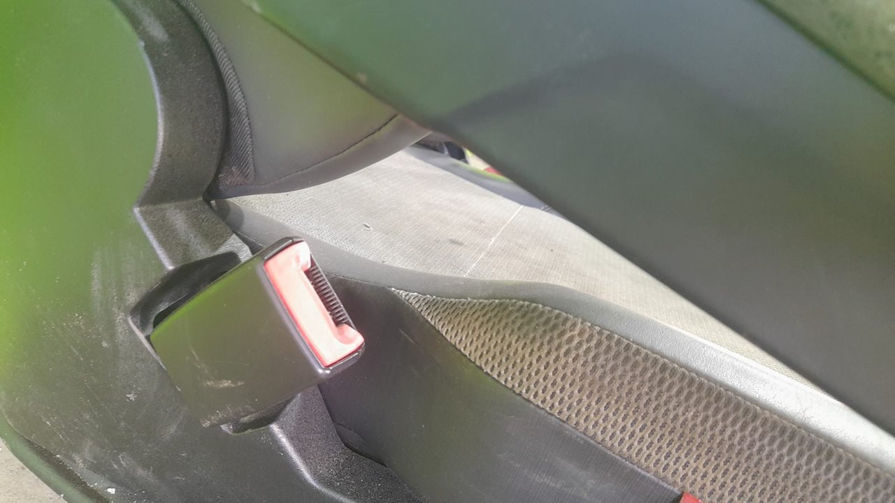 Asiento delantero izquierdo   no identificado