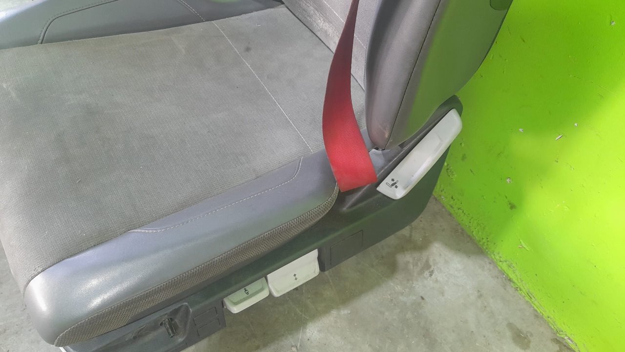 Asiento delantero izquierdo   no identificado