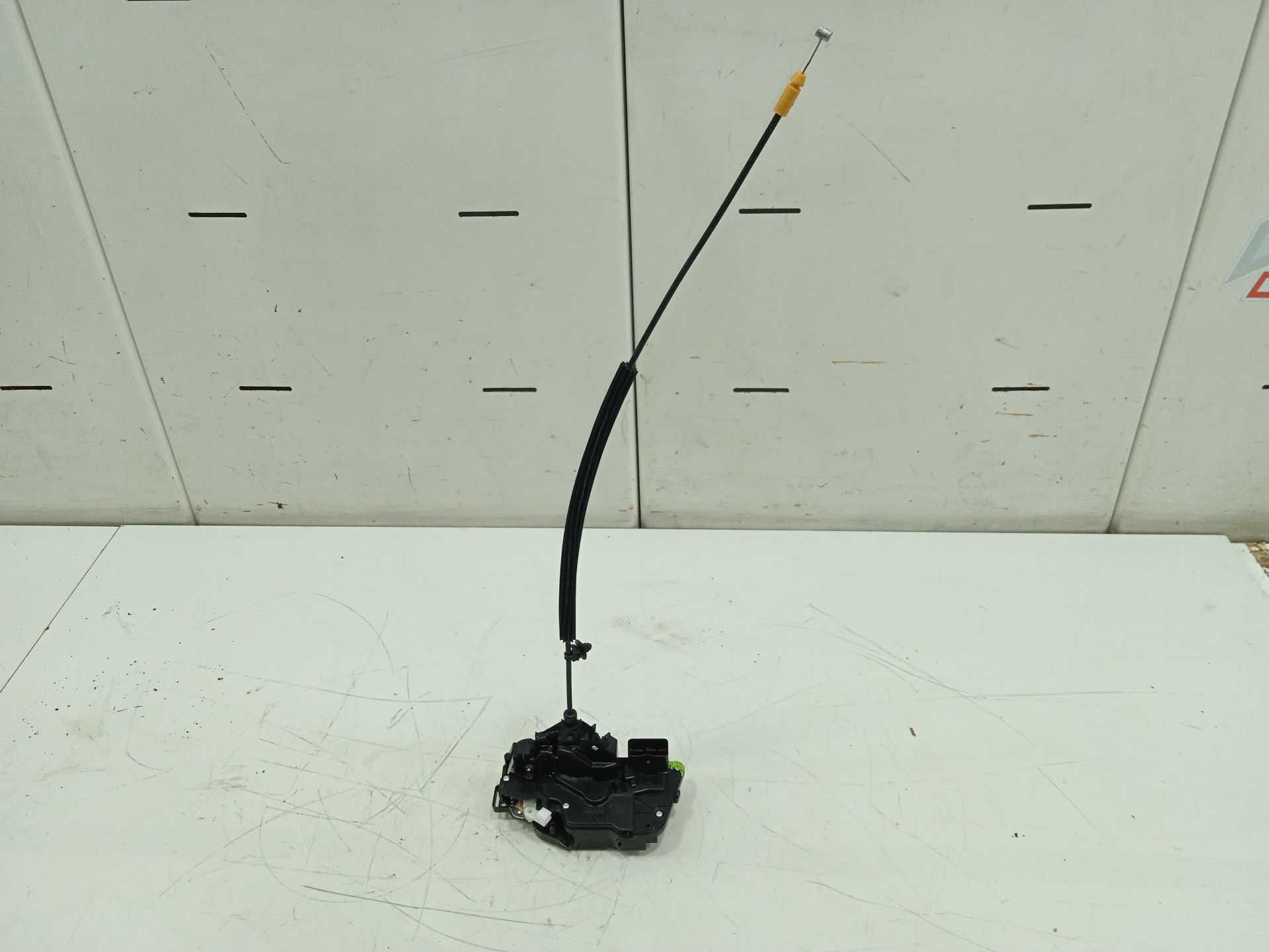 Cerradura puerta trasera izquierda   no identificado