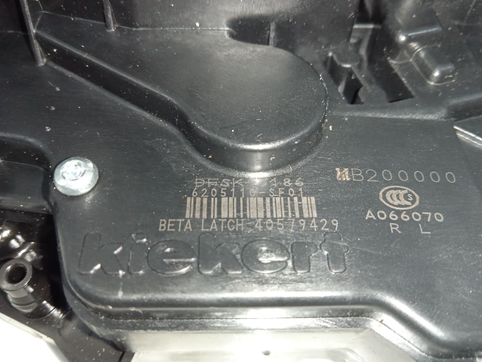Cerradura puerta trasera izquierda   no identificado
