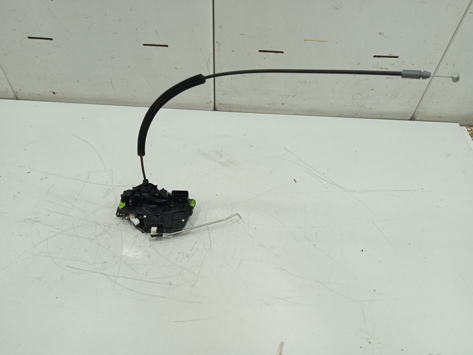 Cerradura puerta delantera izquierda   no identificado