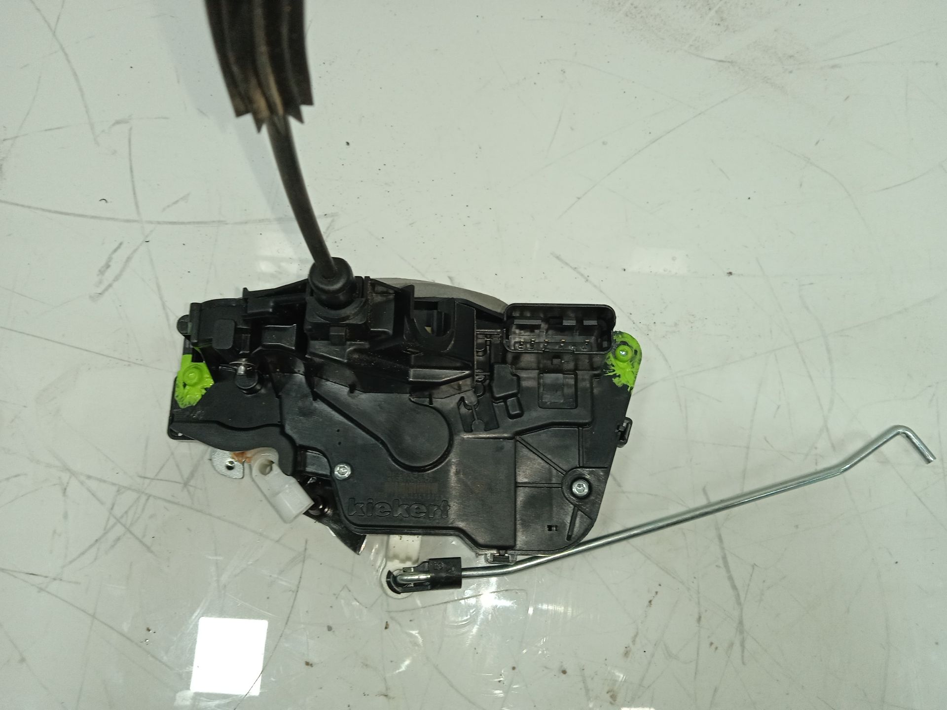 Cerradura puerta delantera izquierda   no identificado