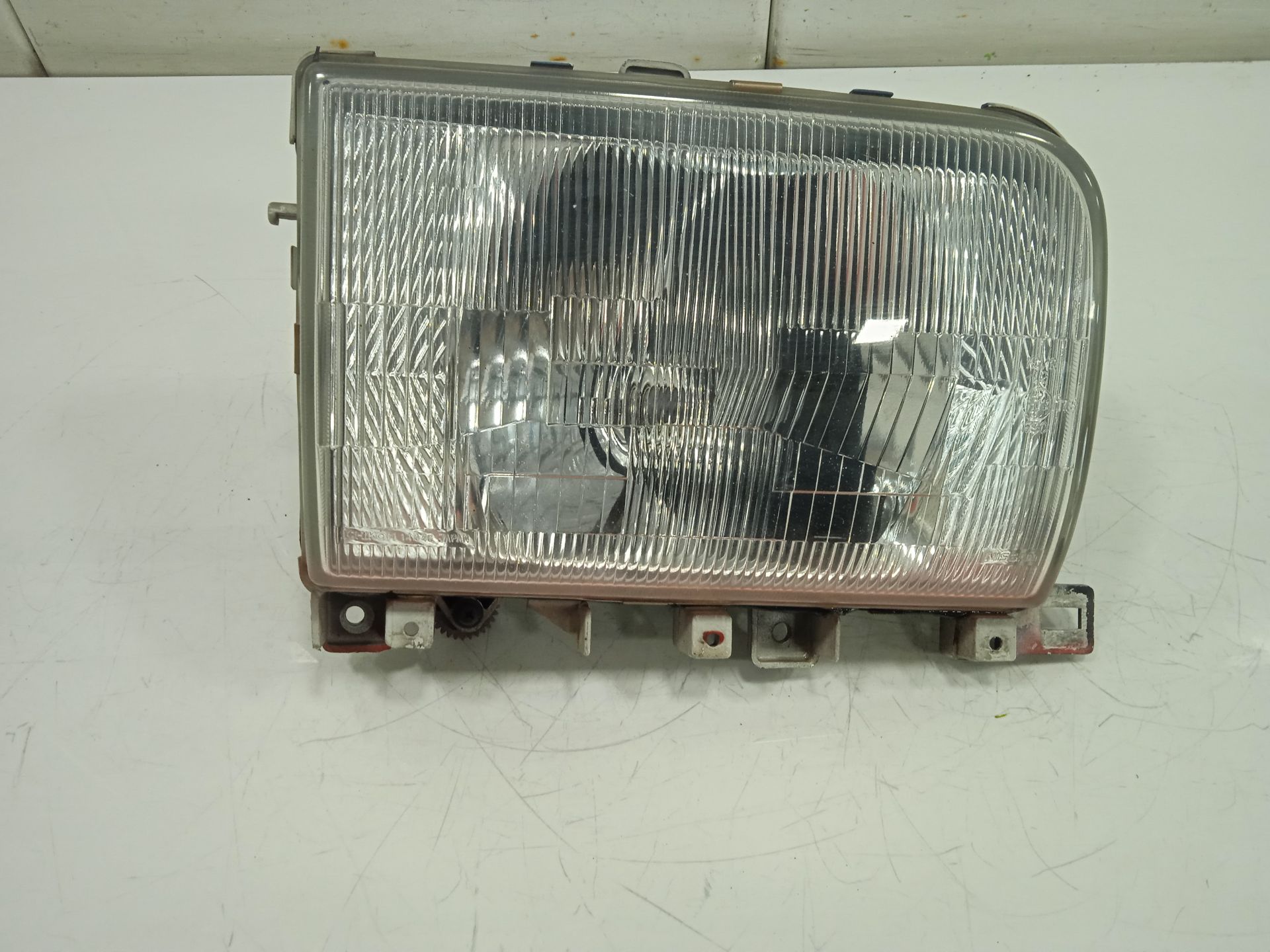Faro derecho nissan  no identificado
