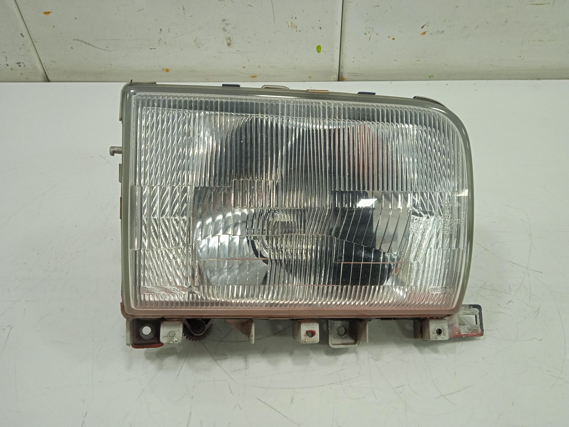 Faro derecho nissan  no identificado