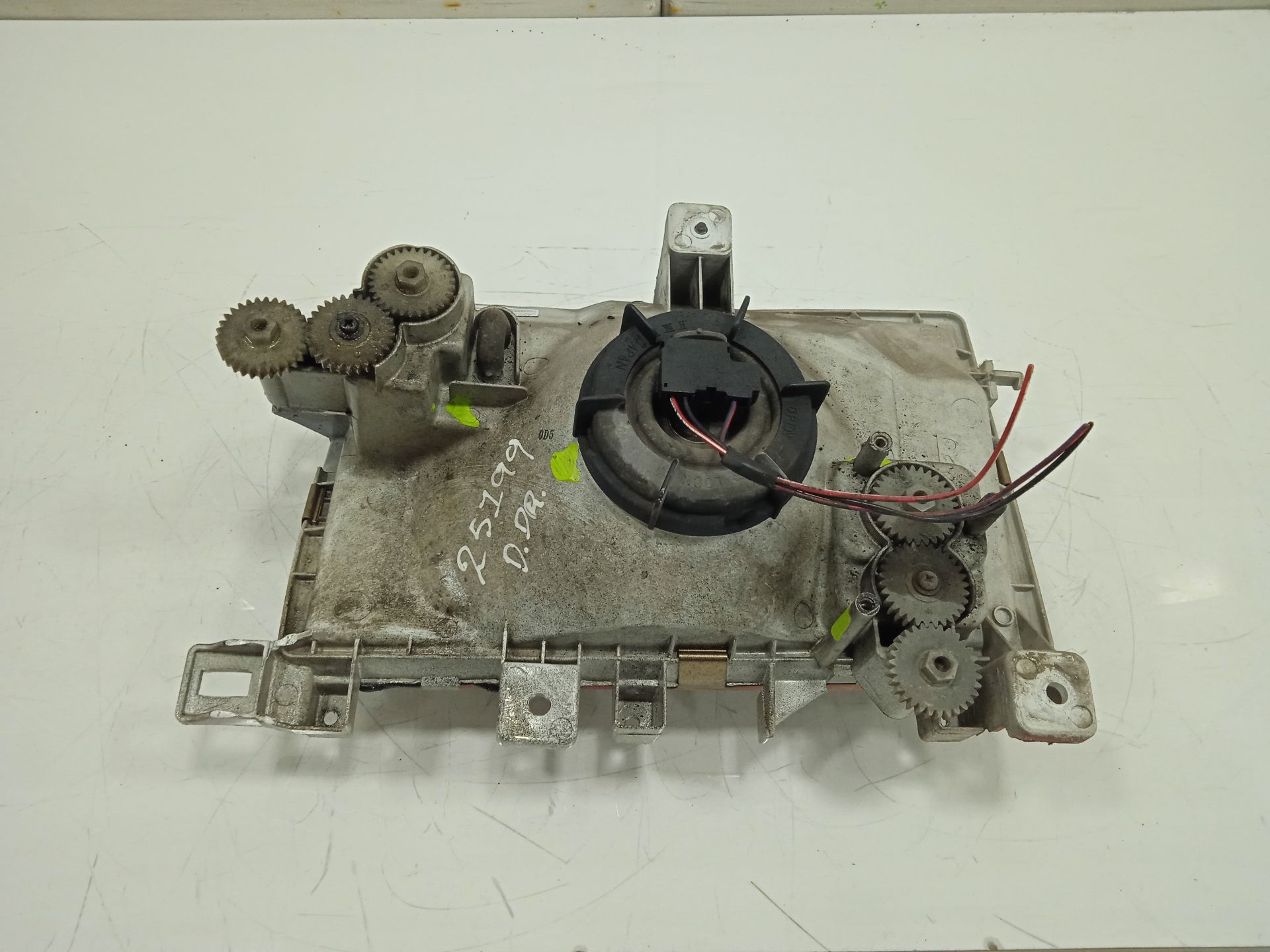 Faro derecho nissan  no identificado