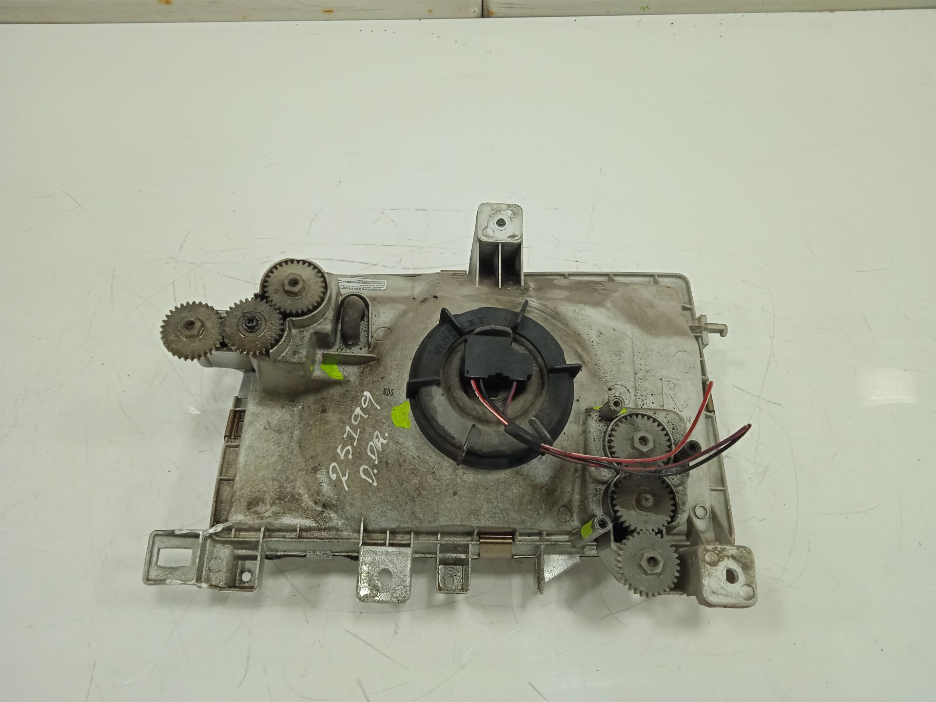 Faro derecho nissan  no identificado