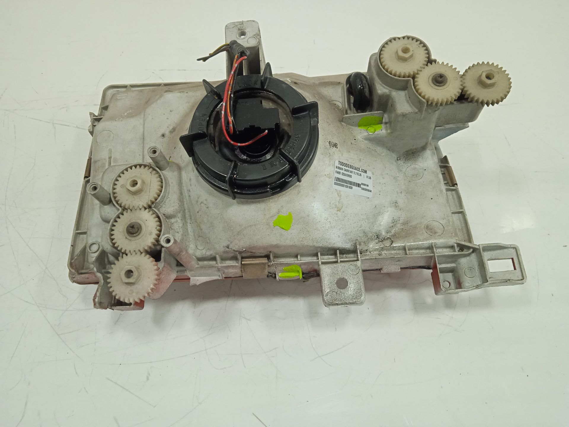 Faro izquierdo nissan  no identificado